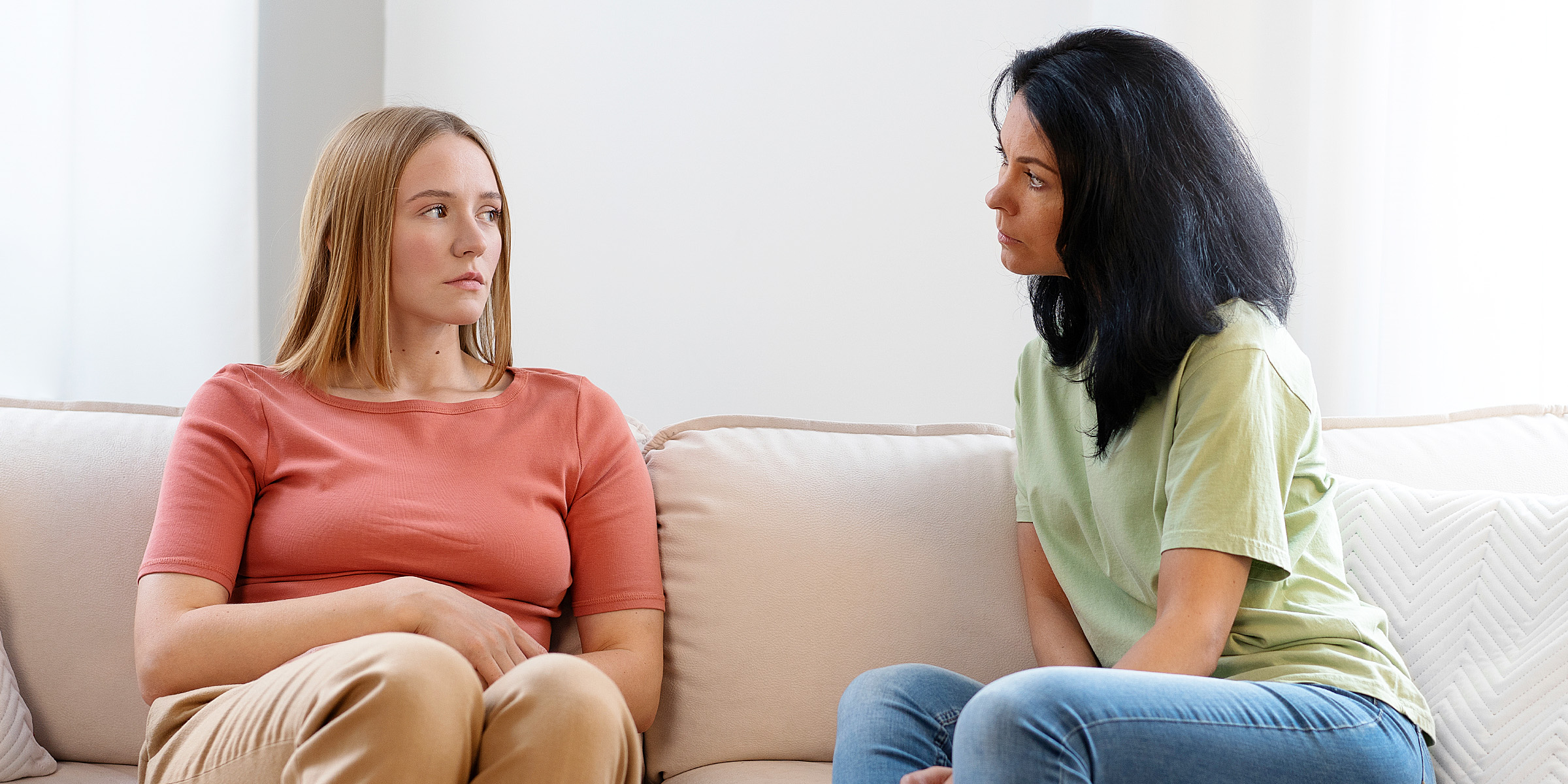 Two women having a serious conversation | Source: Freepik