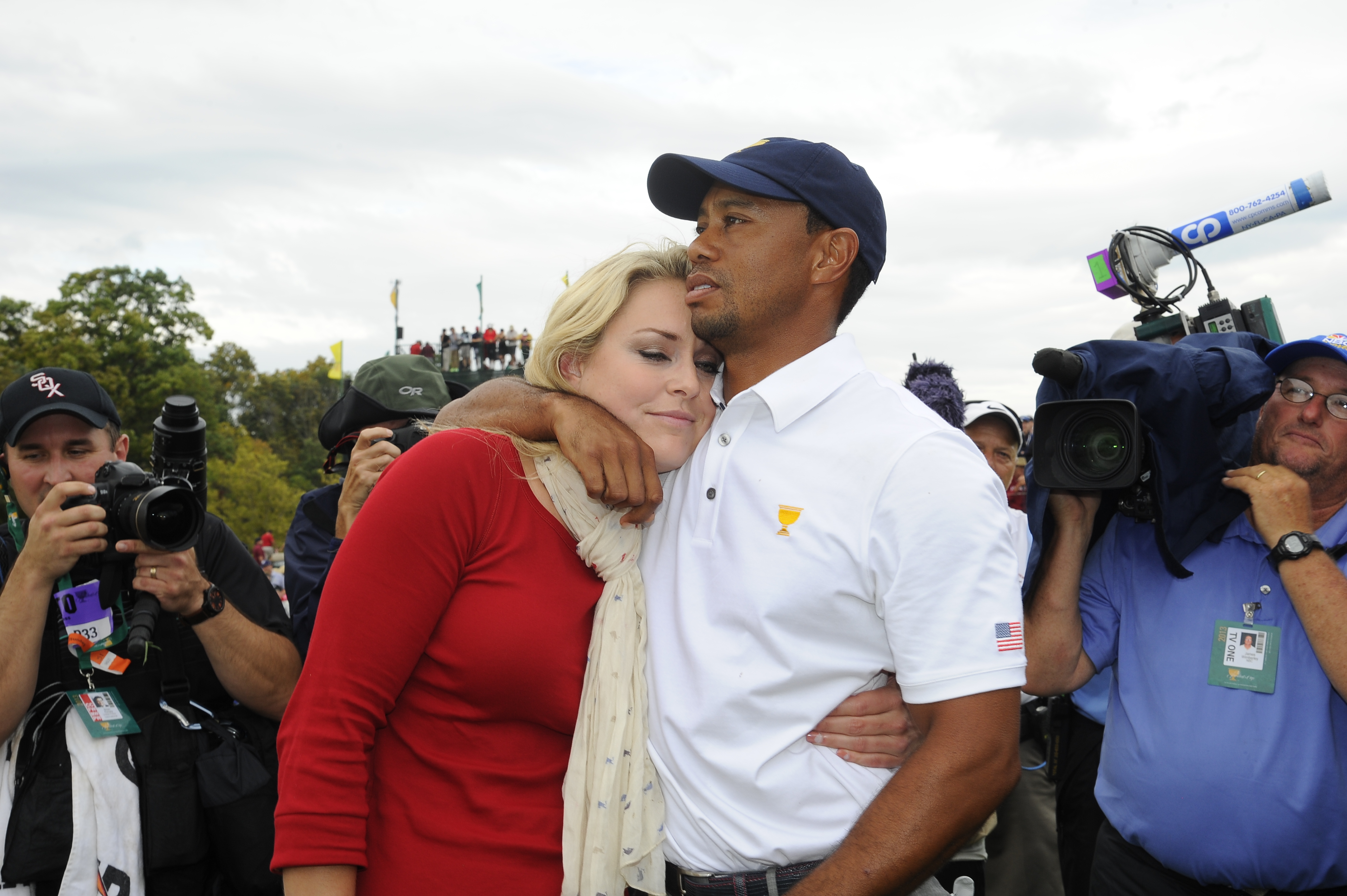 Lindsey Vonn and Tiger Woods embracing at the Final Round Singles Matches of The Presidents Cup in Dublin, Ohio on October 6, 2013. | Source: Getty Images