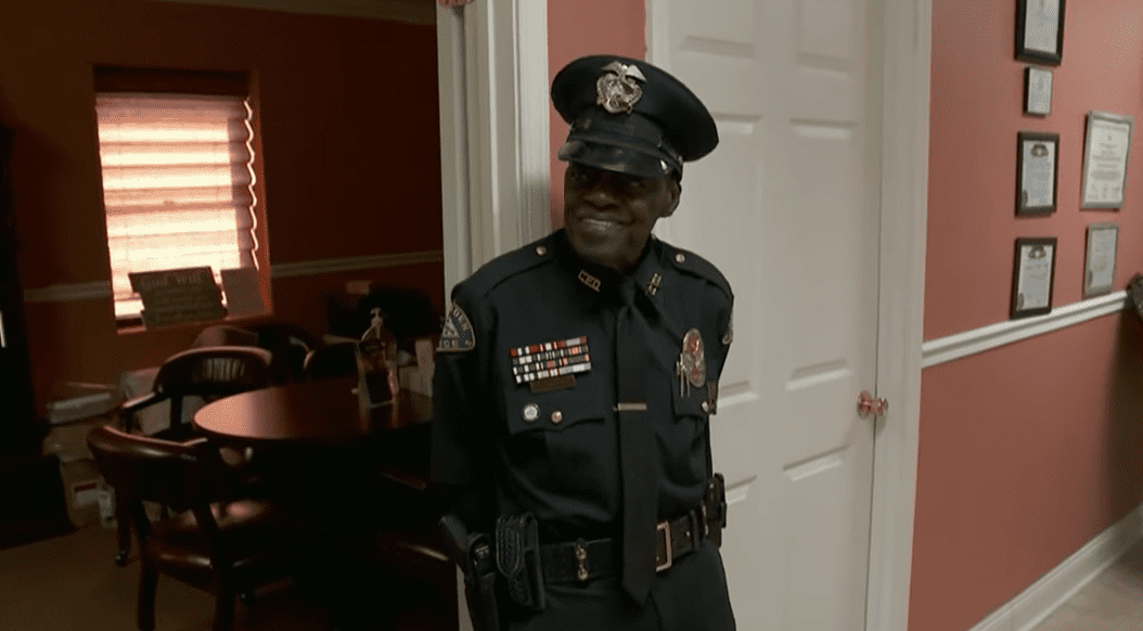 L.C. "Buckshot" Smith, the oldest police officer in Texas, during an interview with CBS that aired on March 10, 2021. | Source: YouTube/CBSEveningNews
