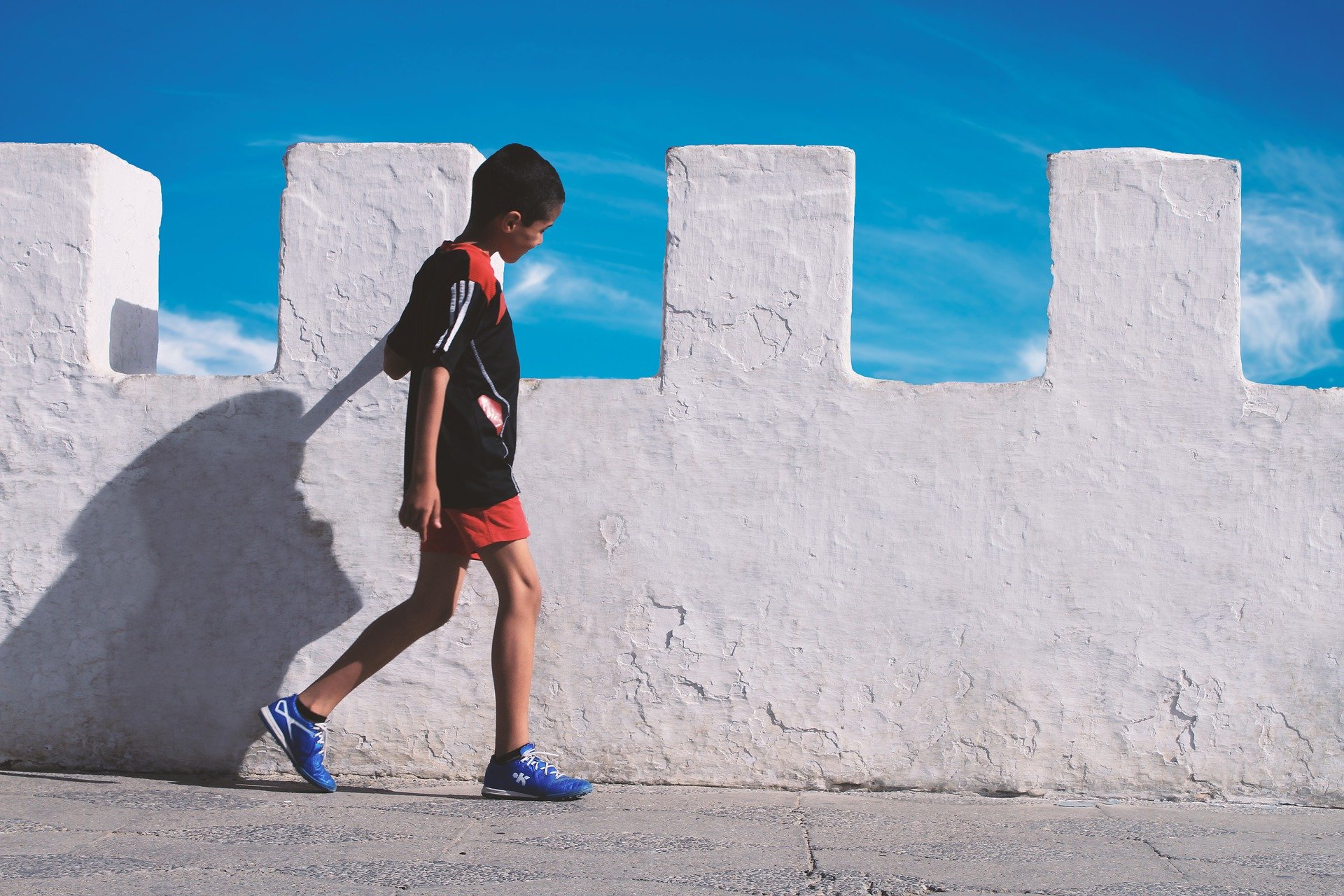 Boy walking down the street. | Source: StockSnap from Pixabay 