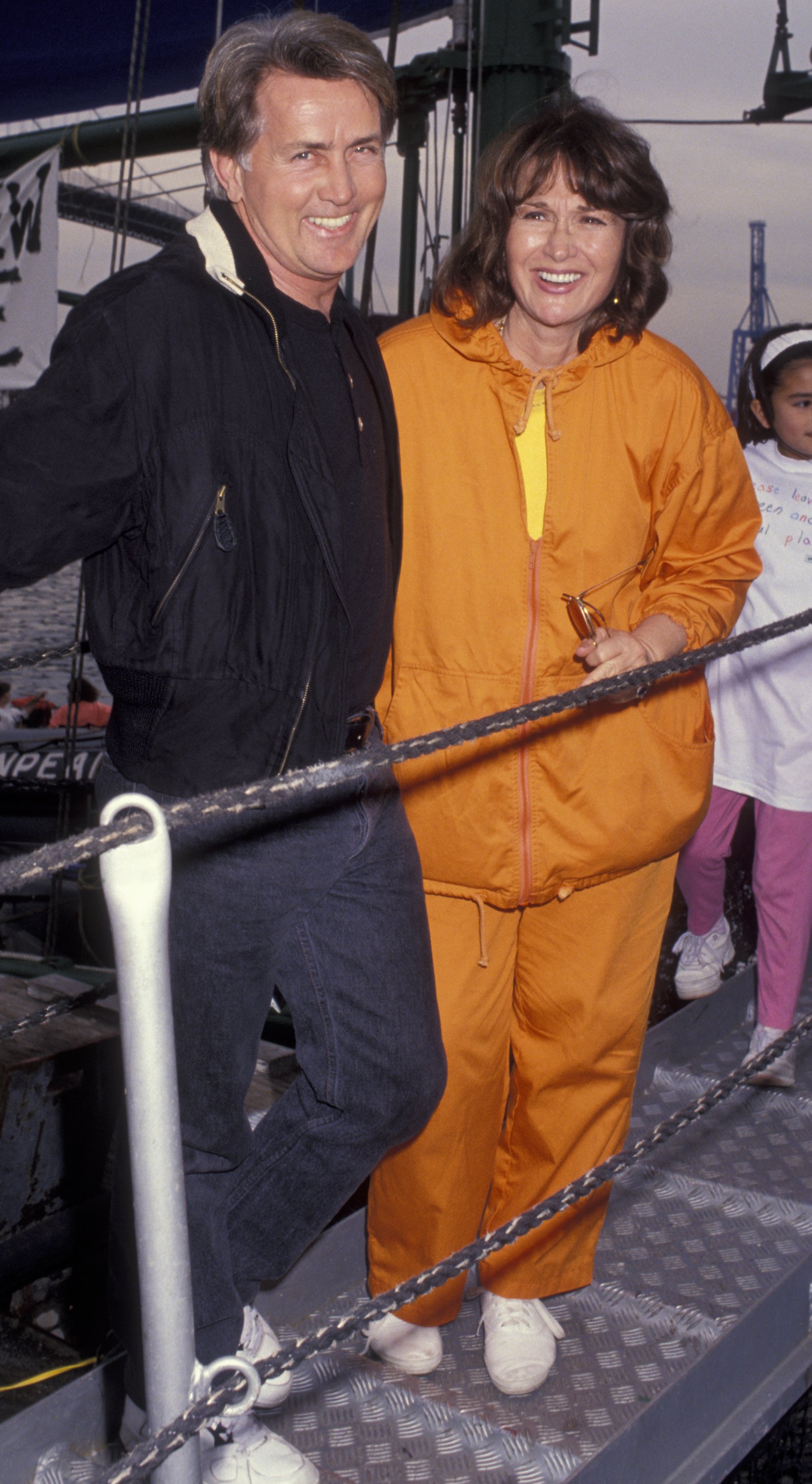 Der Schauspieler Martin Sheen und seine Frau Jan Sheen besuchen die Rainbow Warrior Launch Party am 1. Februar 1992 an Bord der Rainbow Warrior in San Pedro, Kalifornien. | Quelle: Getty Images
