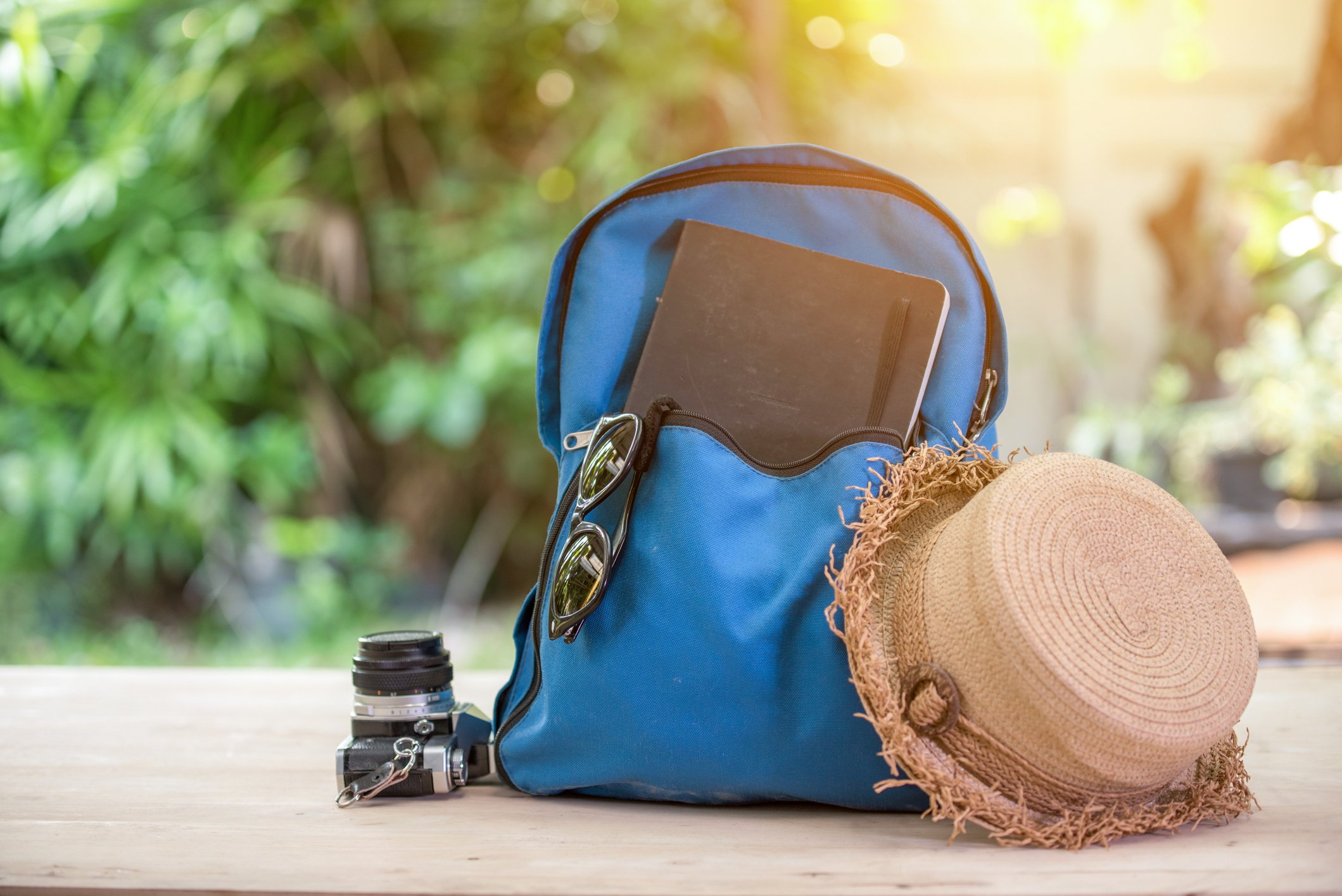 Rucksack und Karte in der Nähe Ansicht vom Gepäck, grüner Hintergrund | Quelle: Getty Images Rucksack und Karte in der Nähe Ansicht vom Gepäck, grüner Hintergrund | Quelle: Getty Images