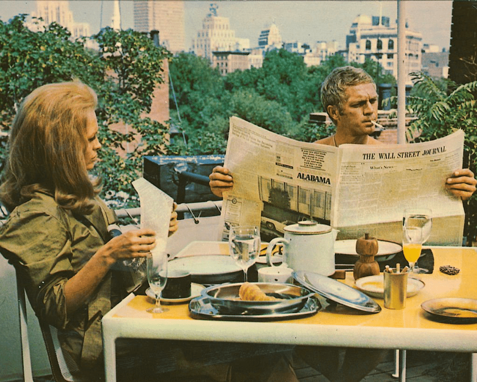 Faye Dunaway als Vicki Anderson und Steve McQueen (1930 - 1980) als Thomas Crown, liest das Wall Street Journal beim Frühstück in "The Thomas Crown Affair" 1968. | Quelle: Getty Images
