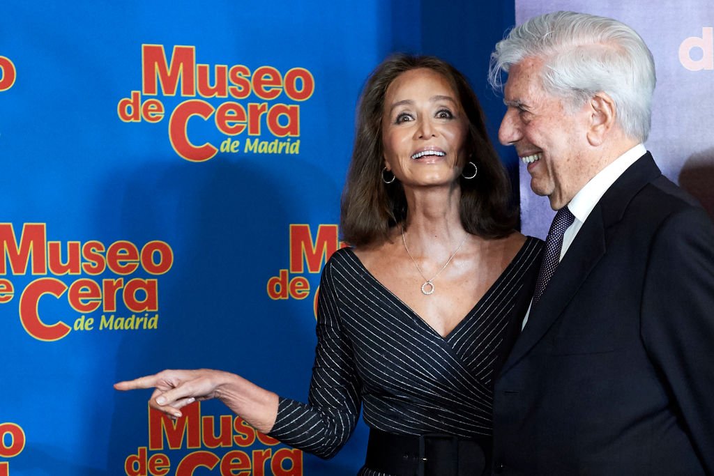 Isabel Preysler y Mario Vargas Llosa inauguran la figura de cera de Isabel Preysler en el Museo de Cera de Madrid. | Fuente: Getty Images