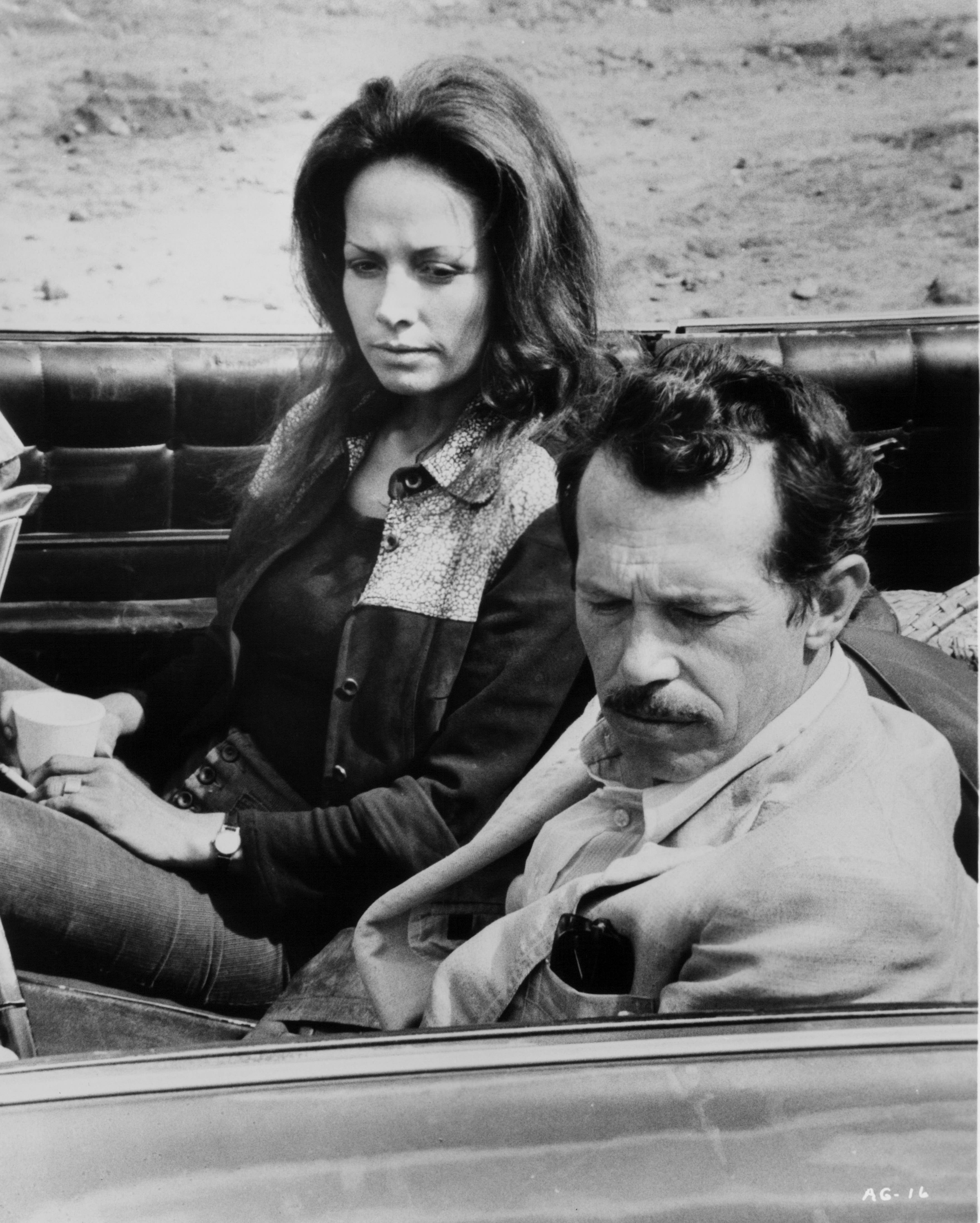 Isela Vega y Warren Oates en "Quiero La Cabeza De Alfredo García" en 1974. | Foto: Getty Images