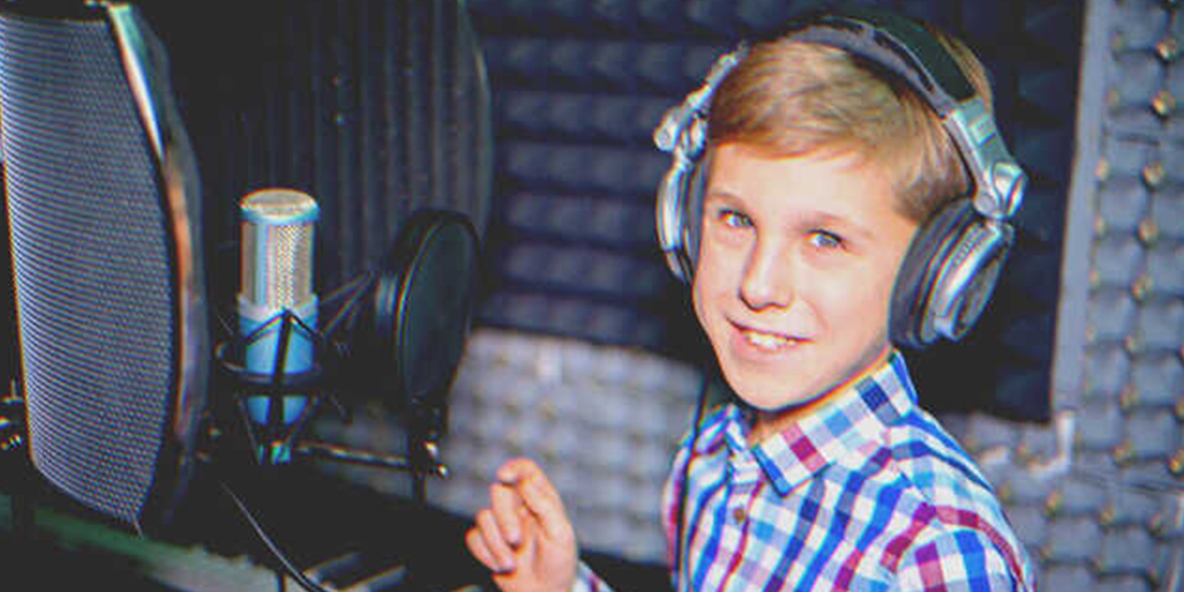 Un petit garçon dans un studio d'enregistrement | Shutterstock   