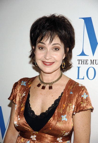 Annie Potts on October 25, 2006 in Beverly Hills, California. | Photo: Getty Images