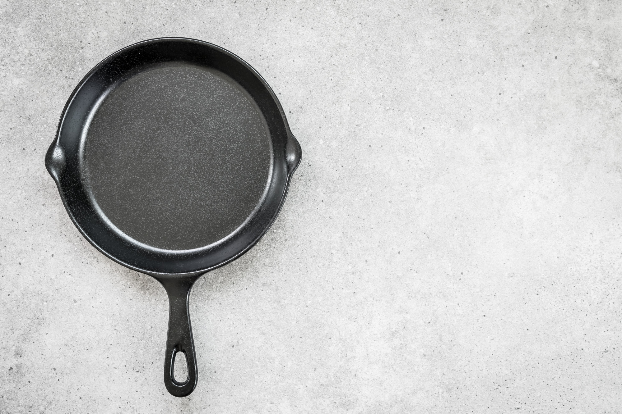 A cast iron skillet | Source: Freepik