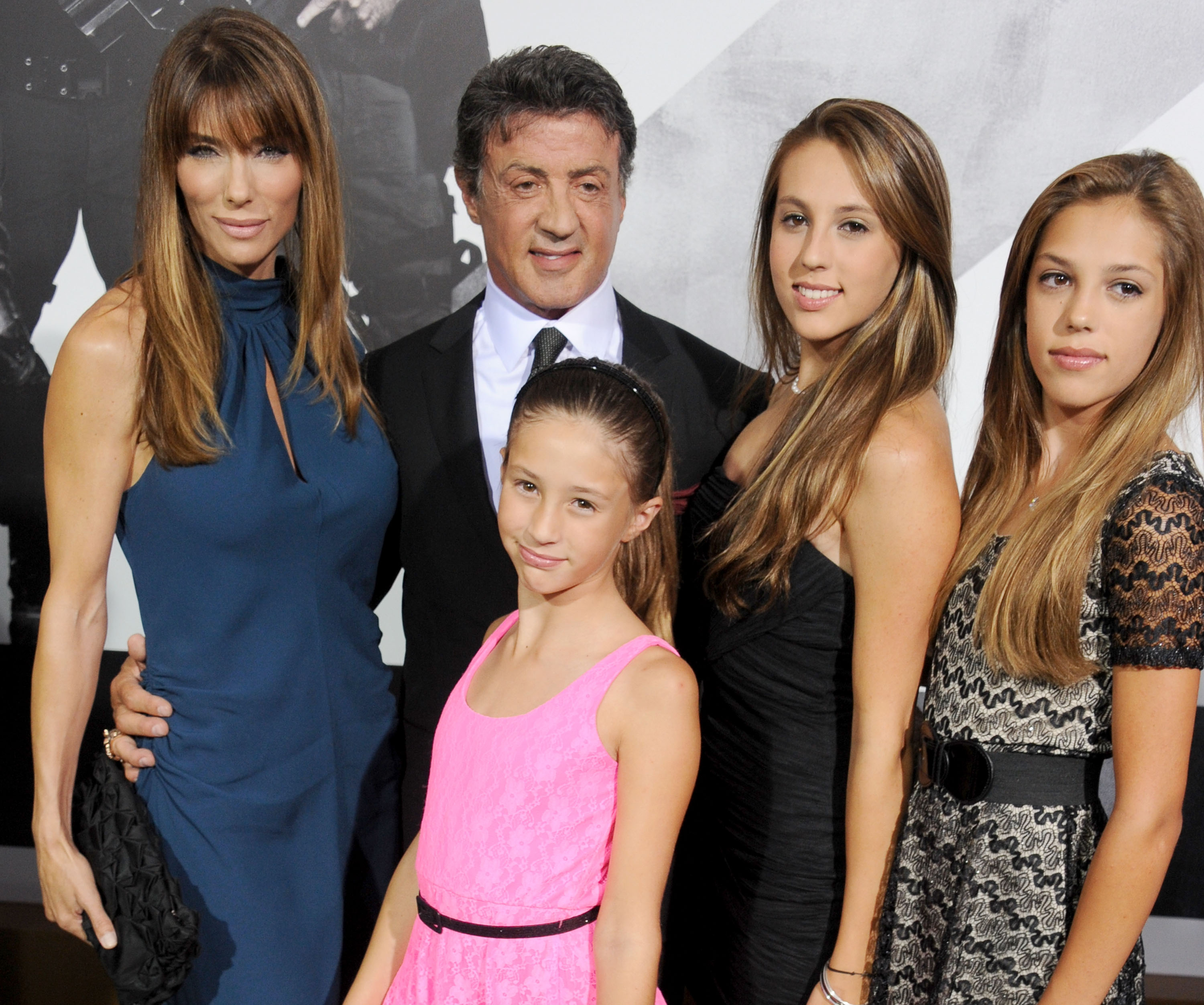 Jennifer Flavin y Sylvester Stallone con sus hijas Scarlet, Sophia y Sistine asisten al estreno de una película el 15 de agosto de 2012 en Hollywood, California. | Foto: Getty Images