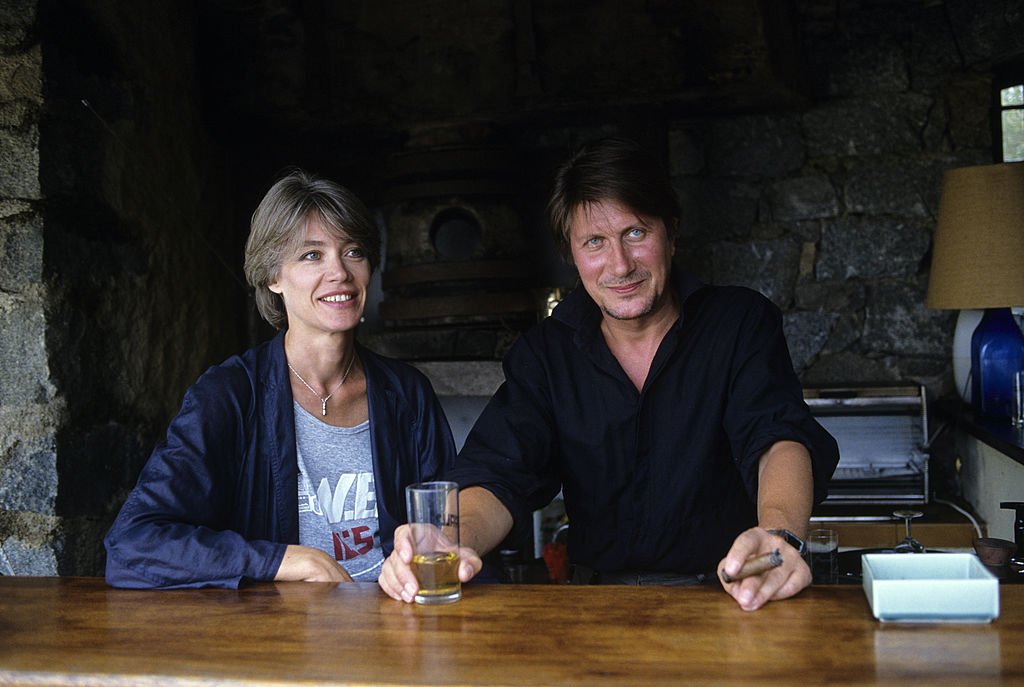 Jacques DUTRONC, chanteur, et son épouse François HARDY, chanteuse, en vacances dans leur propriété de Monticello, près de l'île Rousse. | Photo : Getty Images