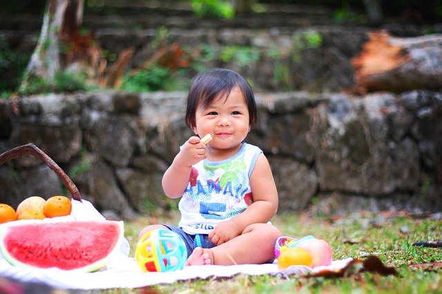 Bebé comiendo. │ Foto: Pixabay