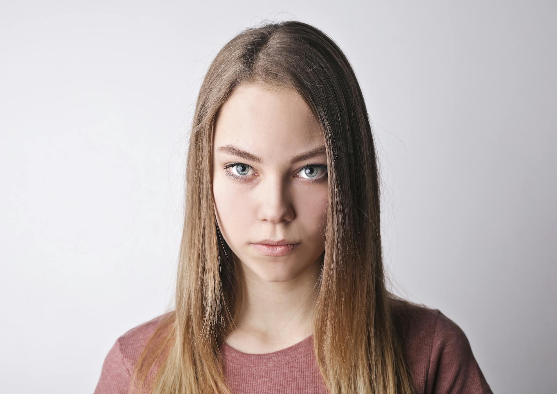 Una jovencita con expresión seria | Fuente: Pexels