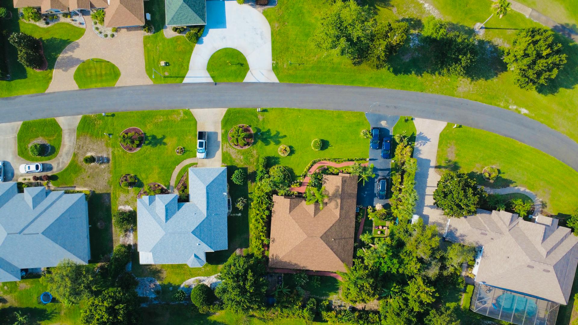 An aerial view of a neighborhood | Source: Pexels