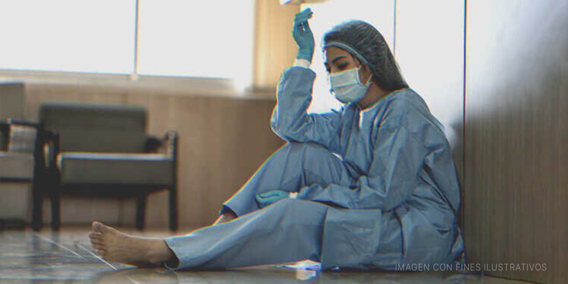 Médica devastada sentada en el suelo. | Foto: Shuttertsock