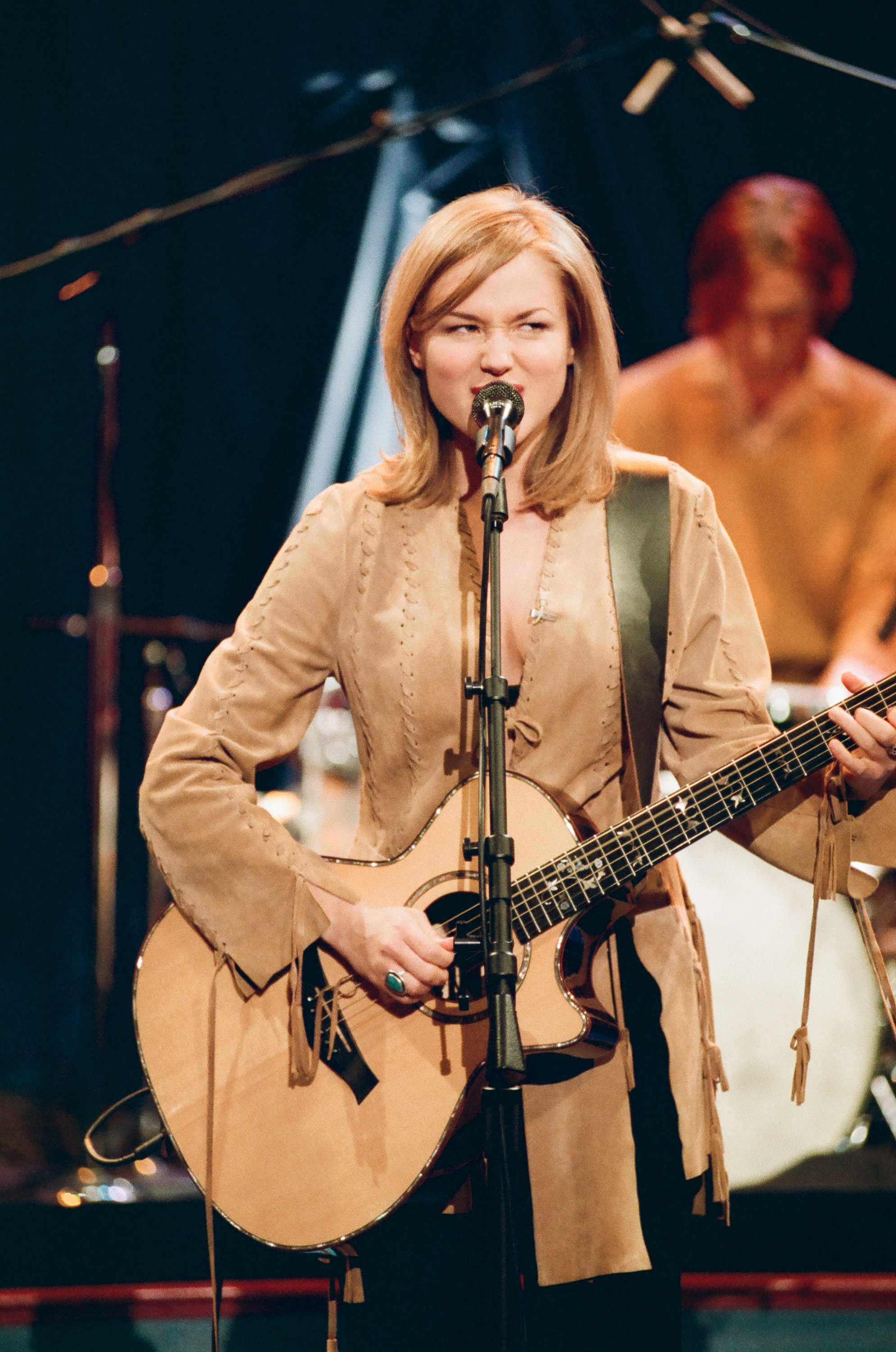 Jewel on "The Tonight Show with Jay Leno" on December 26, 1995 | Source: Getty Images