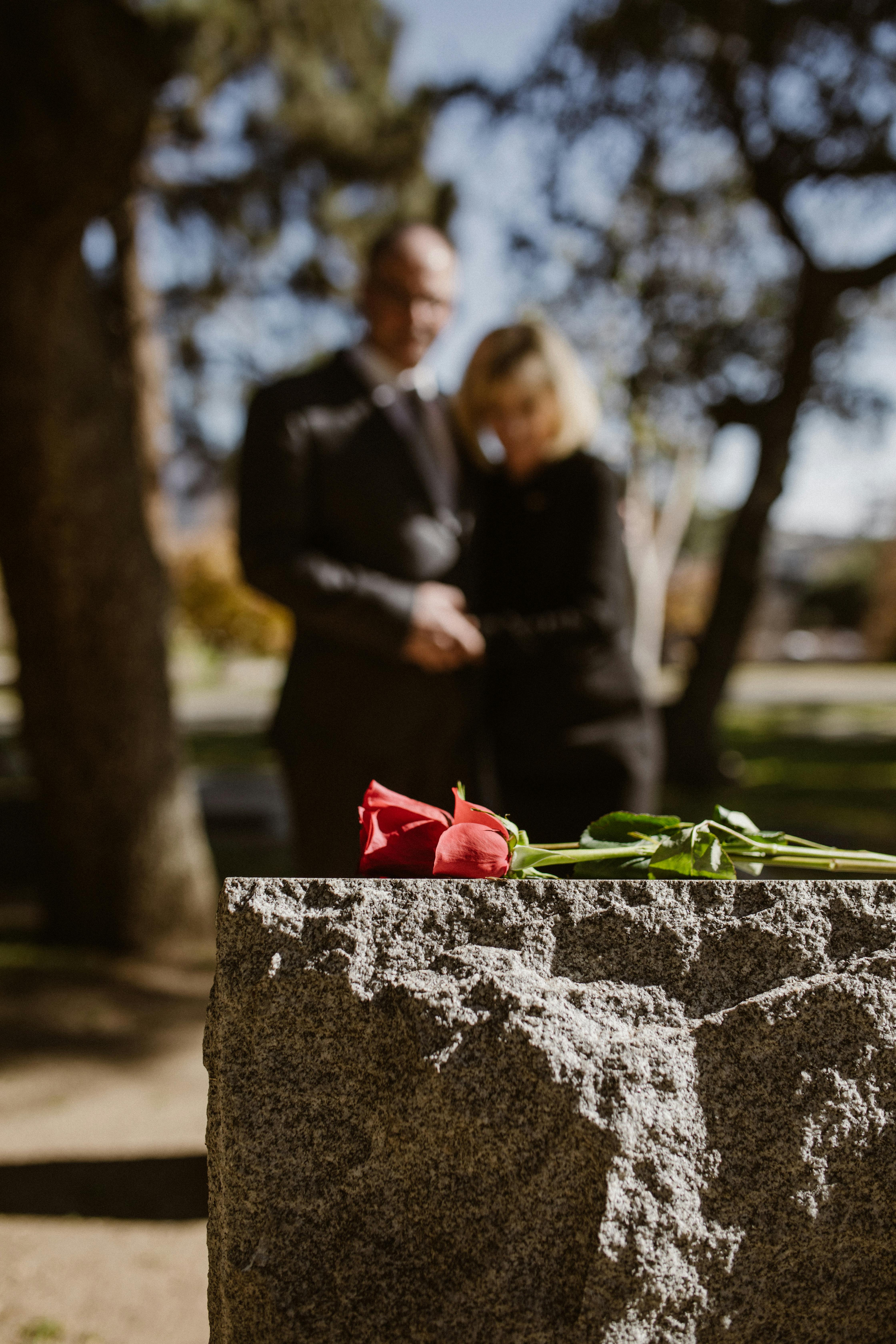 A couple by a grave | Source: Pexels