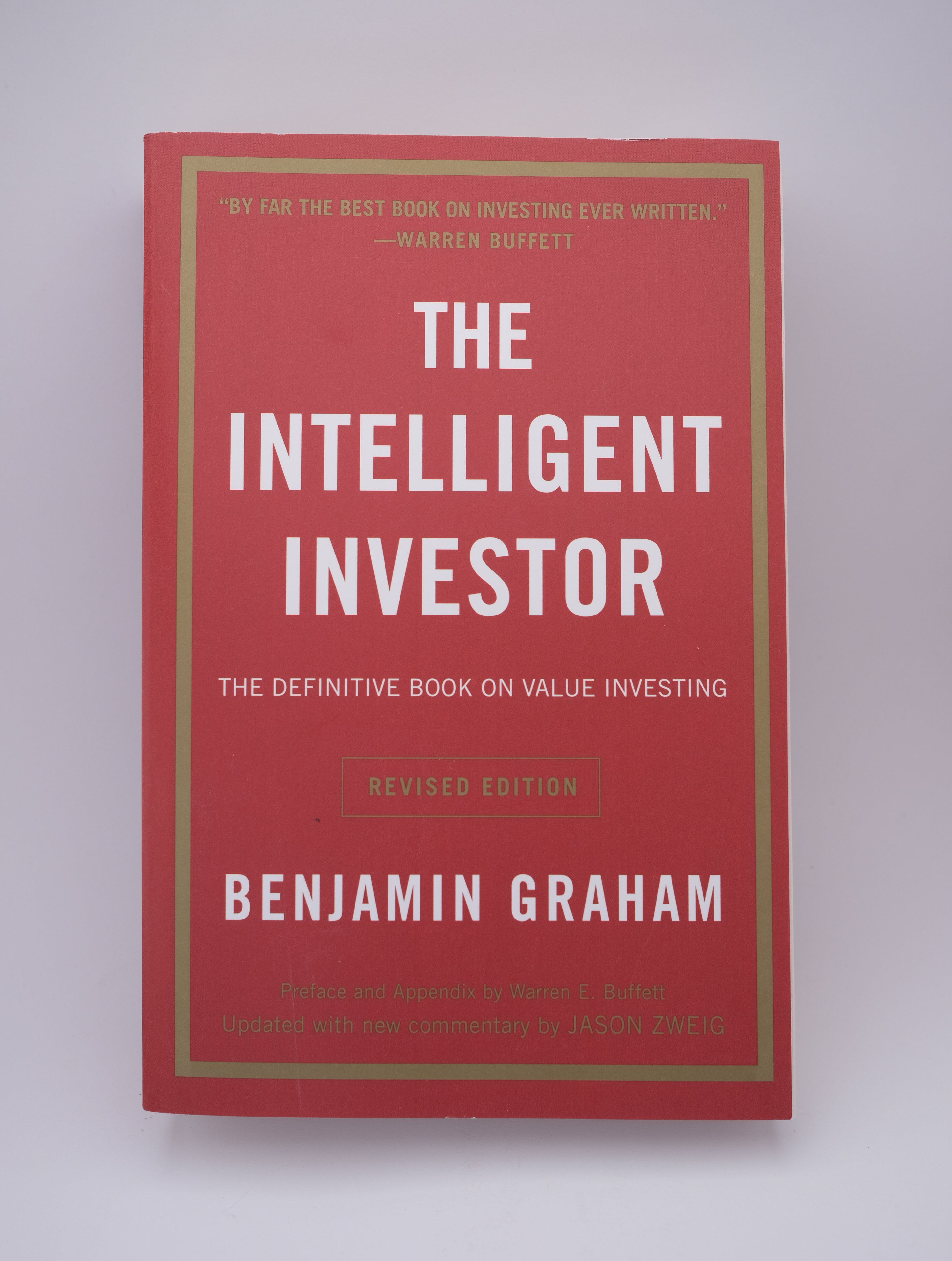 A copy of "The Intelligent Investor" by Benjamin Graham on display | Source: Shutterstock