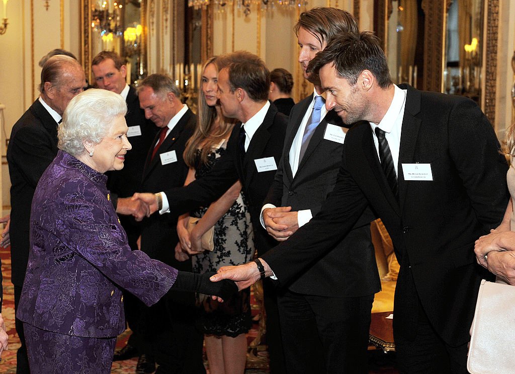 Hugh Jackman shook hands with Queen Elizabeth II at Buckingham Palace, in London, 2011. | Source: Getty Images