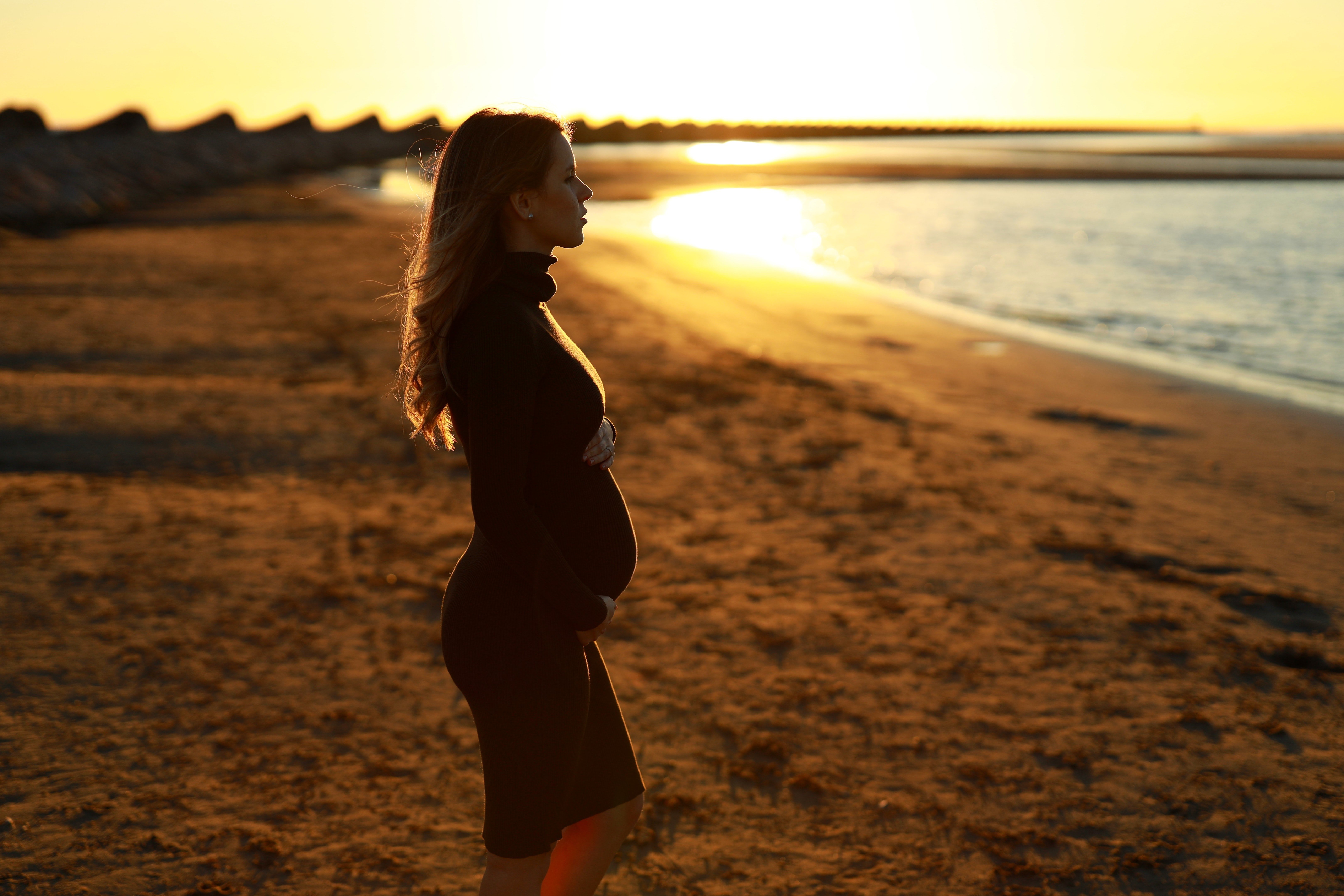 Addie decides to reveal her pregnancy to her ex's parents | Photo: Unsplash