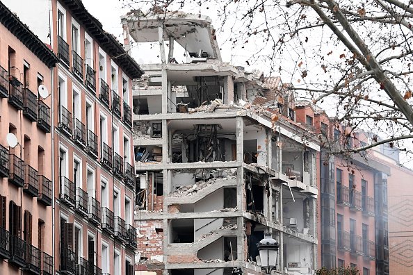 Imagen del edificio en la calle Toledo en Madrid tras la explosión el 20 de enero de 2021. | Foto: Getty Images