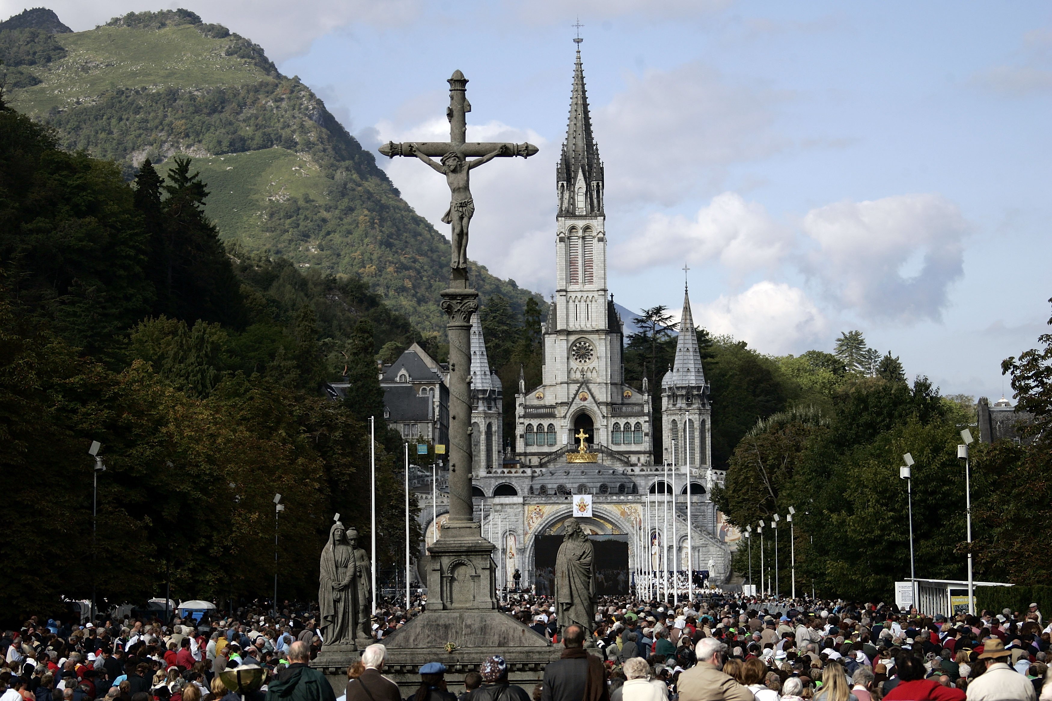 Congregación religiosa frente a la Basílica del Rosario en Lourdes, Francia || Fuente: Getty Images Congregación religiosa frente a la Basílica del Rosario en Lourdes, Francia || Fuente: Getty Images