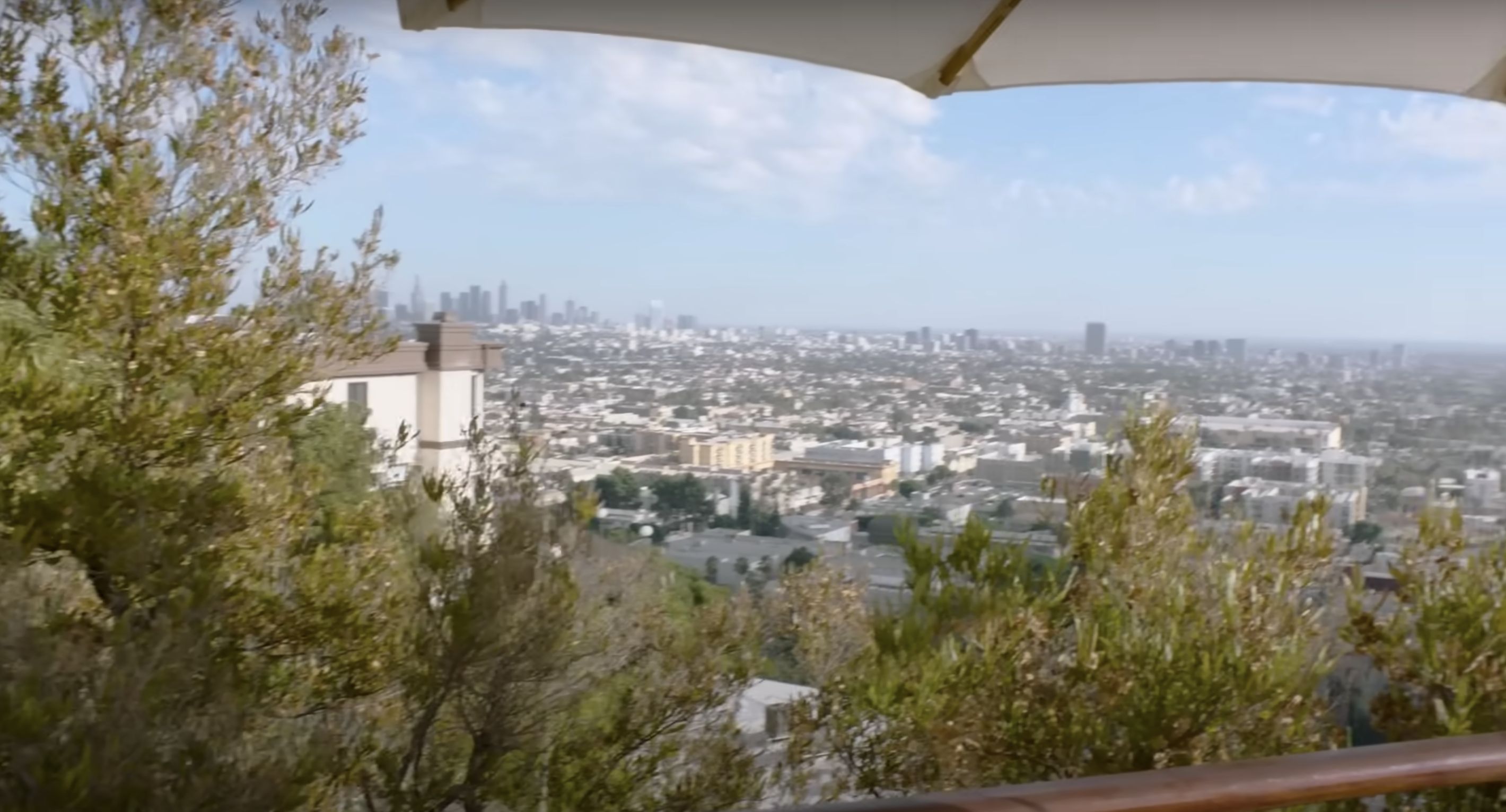 A view of Los Angeles from Zac Efron's Los Feliz residence, as seen in a video dated September 27, 2017 | Source: youtube.com/Vogue