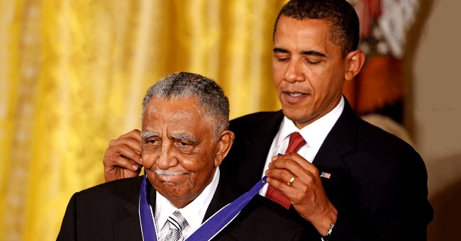 Reverend Joseph Lowery receives the 2009 Presidential Medal of Freedom from U.S. President Barack Obama during a ceremony on Wednesday, Aug. 12, 2009 | Photo: Getty Images 