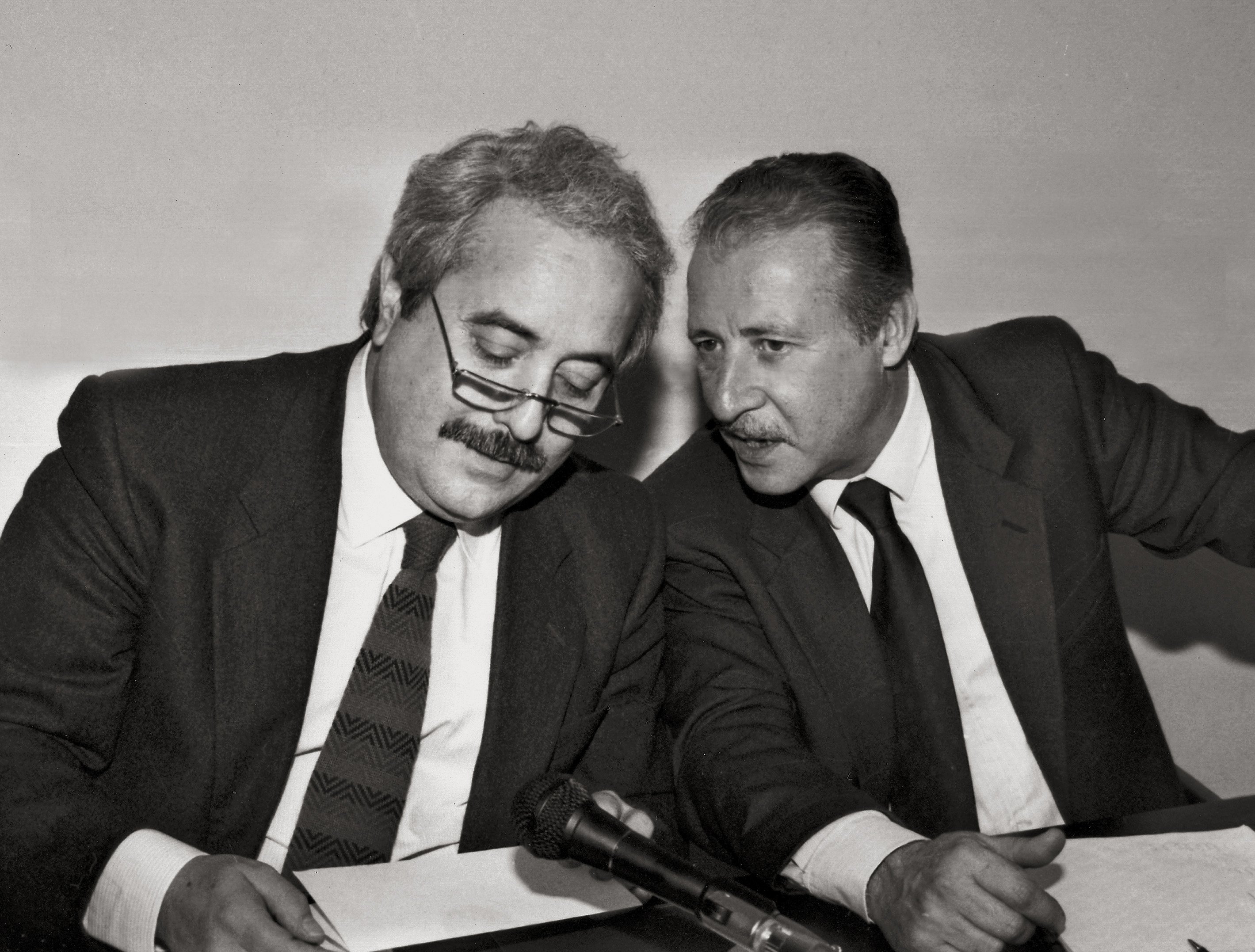 El magistrado Paolo Borsellino hablando con el magistrado Giovanni Falcone en Italia en la década de los 80. | Foto: Getty Images El magistrado Paolo Borsellino hablando con el magistrado Giovanni Falcone en Italia en la década de los 80. | Foto: Getty Images