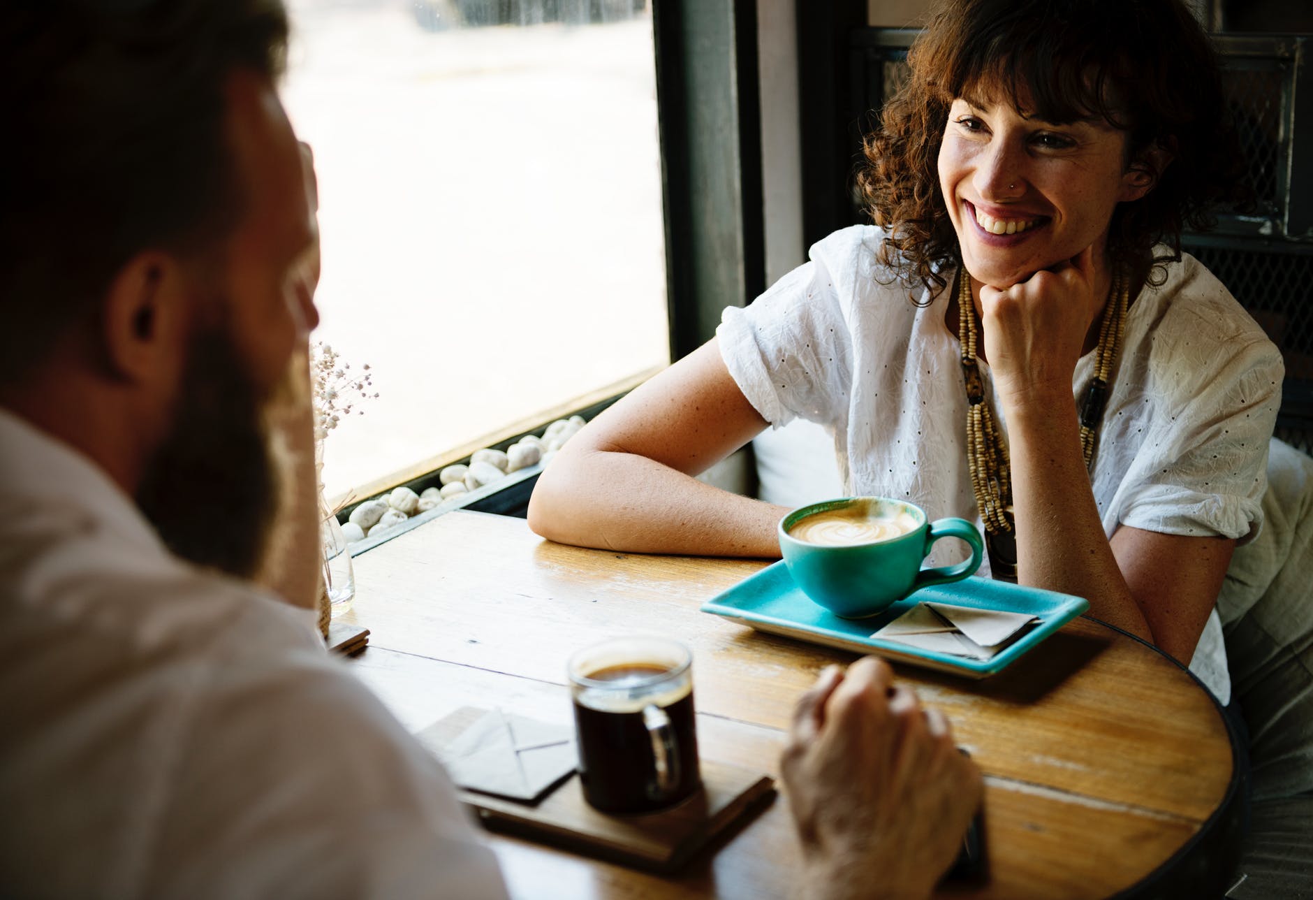 A man and a girl having a chat over coffee. | Source: Pexels