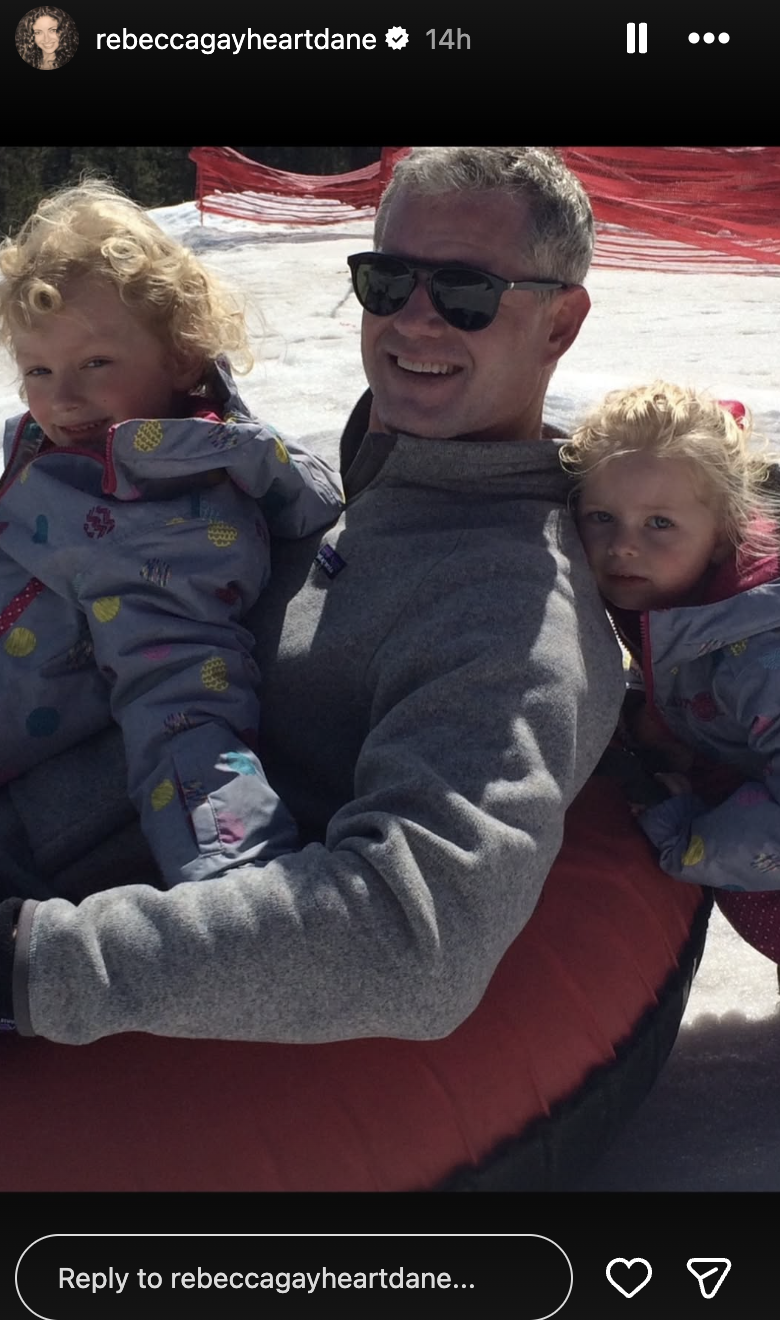 Eric Dane and his daughters, Billie and Georgia Dane, playing in the snow, on a story posted on February 21, 2026 | Source: Instagram/rebeccagayheartdane