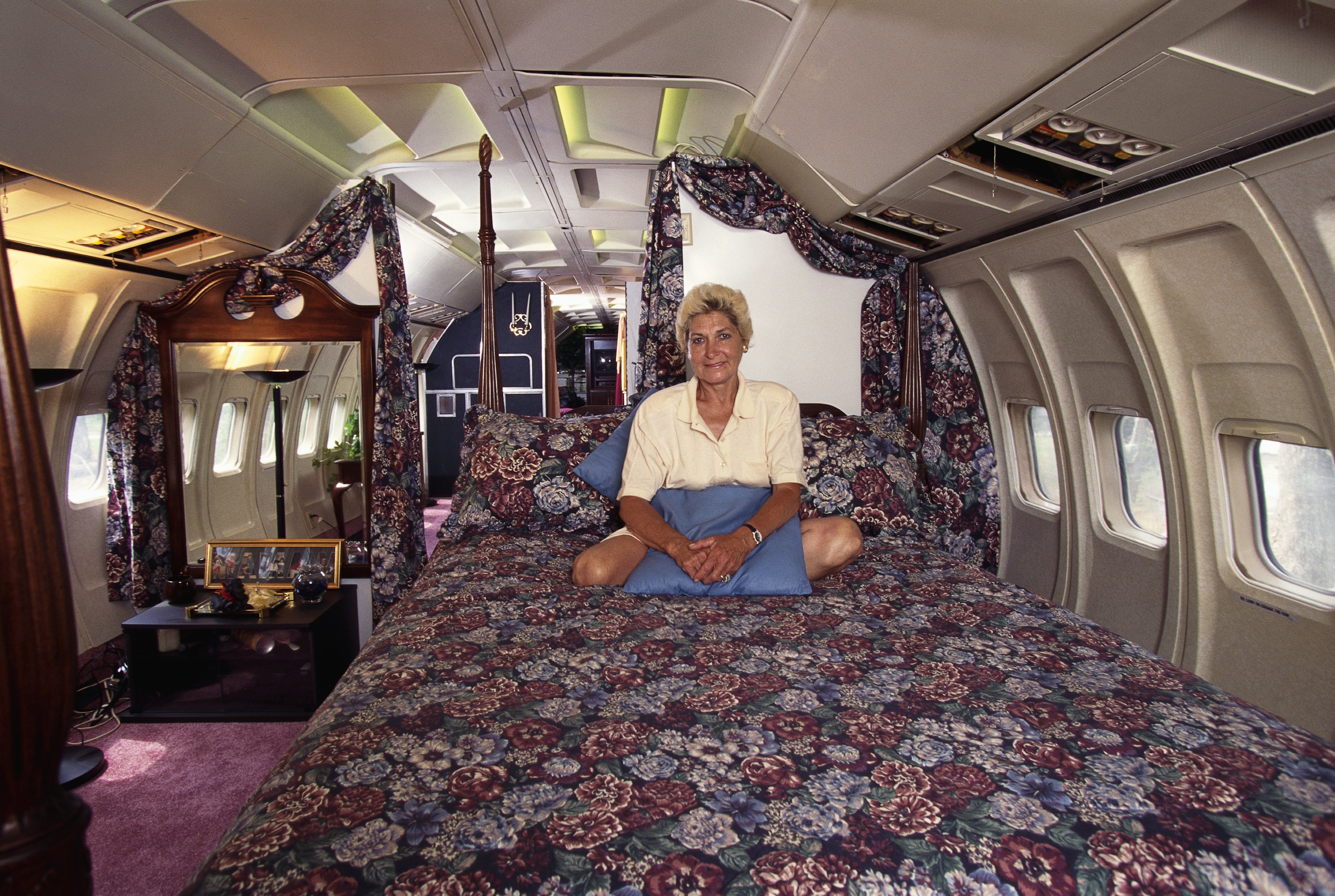 Jo Ann Ussery sits on her bed inside her converted Boeing 727. | Source: Getty Images