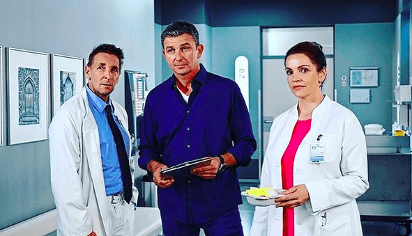 Mark Keller (links) in der Rolle des Bergdoktors. | Quelle: instagram.com/markkeller