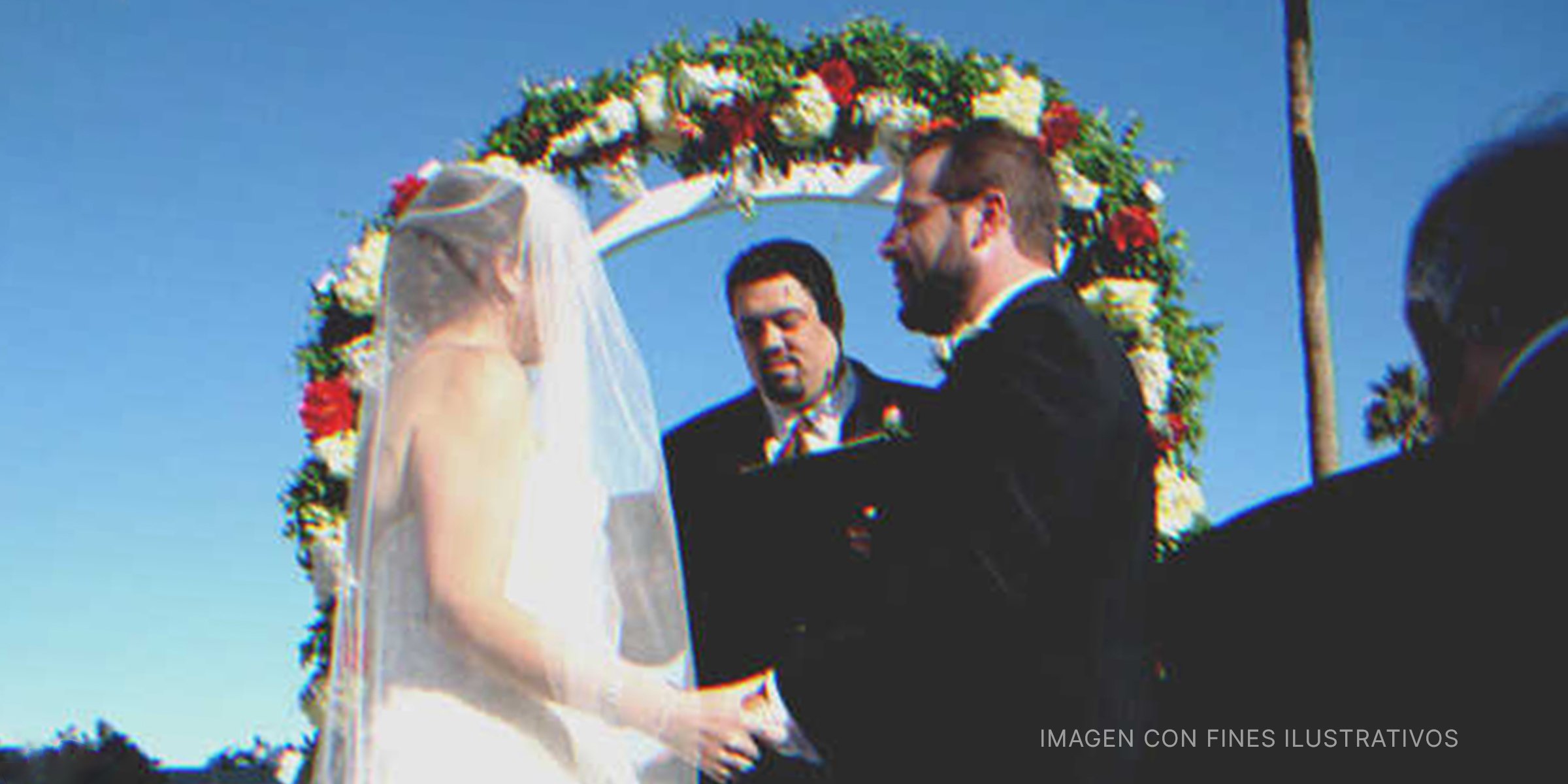 Una pareja celebrando su boda. | Foto: flickr.com/CJ Sorg (CC BY-SA 2.0)