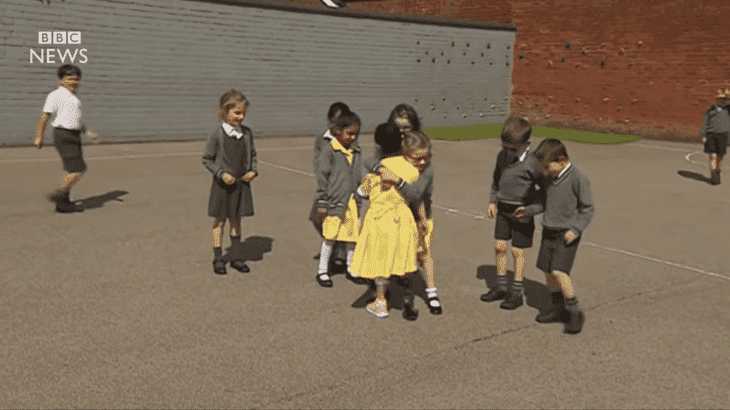 Anu en el jardín de su escuela con su prótesis deportiva. | Foto: YouTube / BBC News