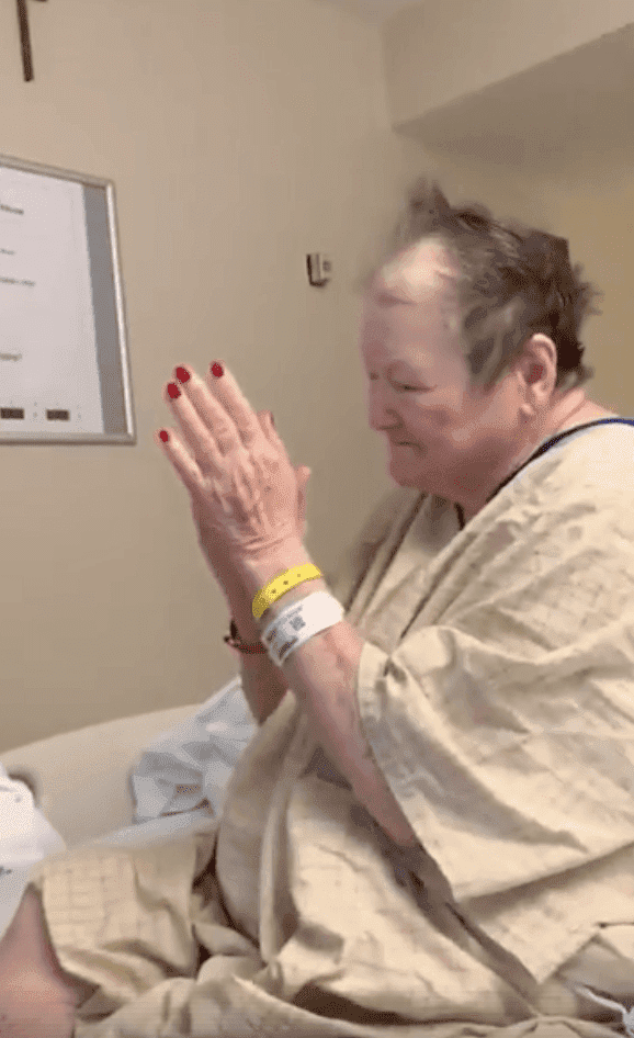 Patsy Tate claps for her nurse after the rendition | Photo: Facebook/Olivia Kilburn