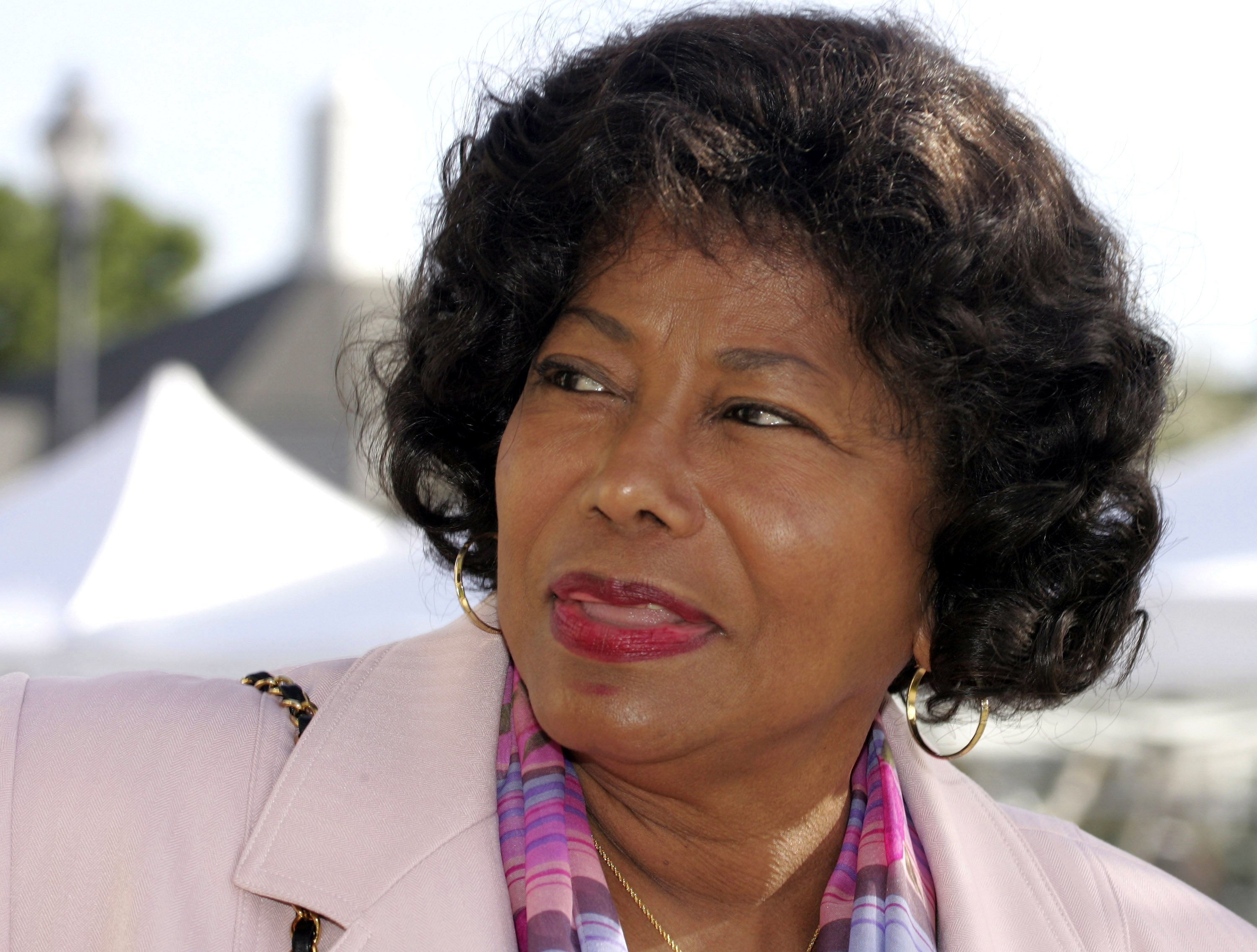 Katherine Jackson, madre del cantante Michael Jackson, llega al juzgado del condado de Santa Bárbara para el juicio por abuso de menores de su hijo el 21 de marzo de 2005 en Santa María, California. | Foto: Getty Images