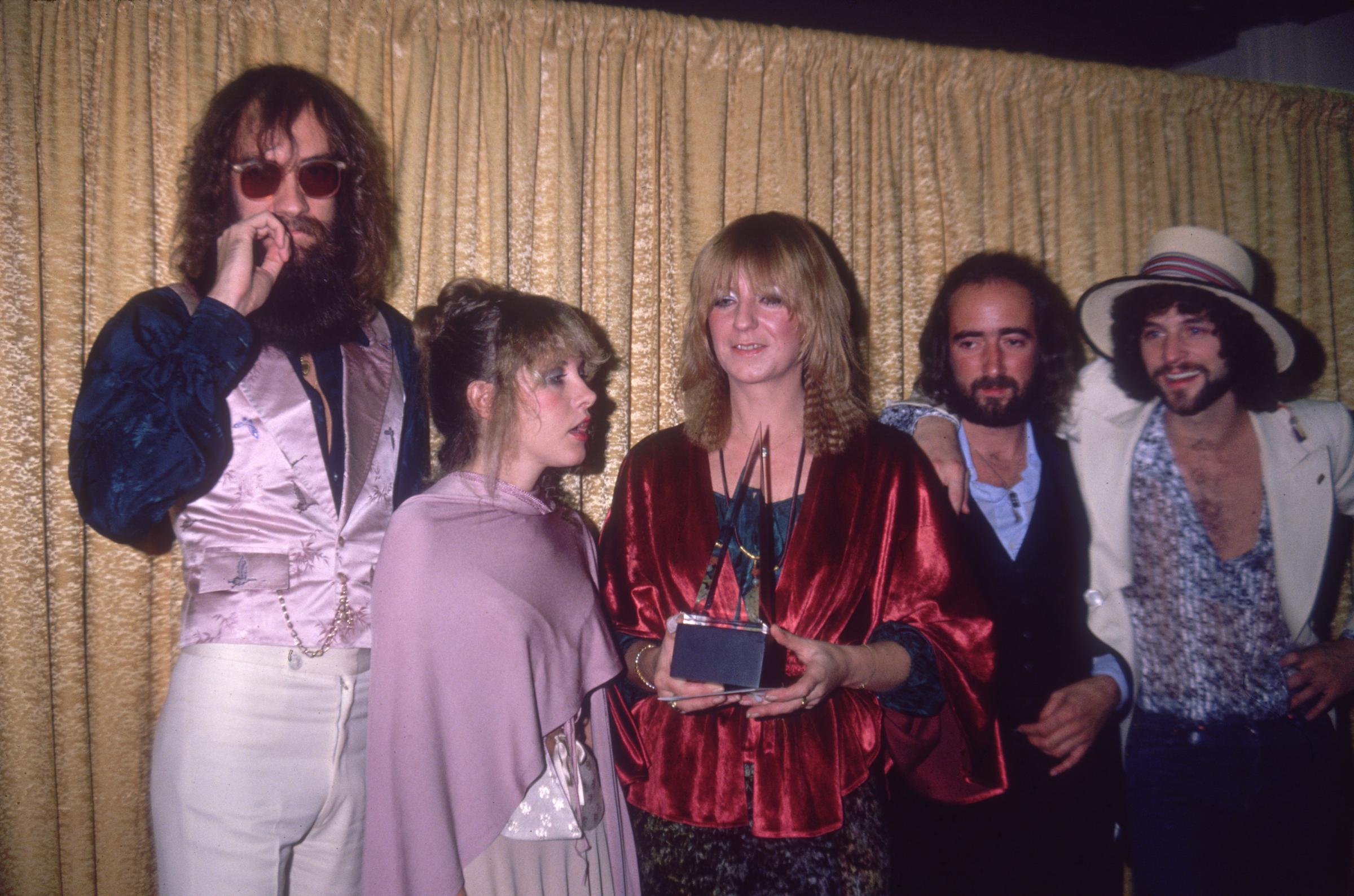 Mick Fleetwood, Stevie Nicks, Christine McVie, John McVie and, Lindsey Buckingham with their award in 1978 | Source: Getty Images