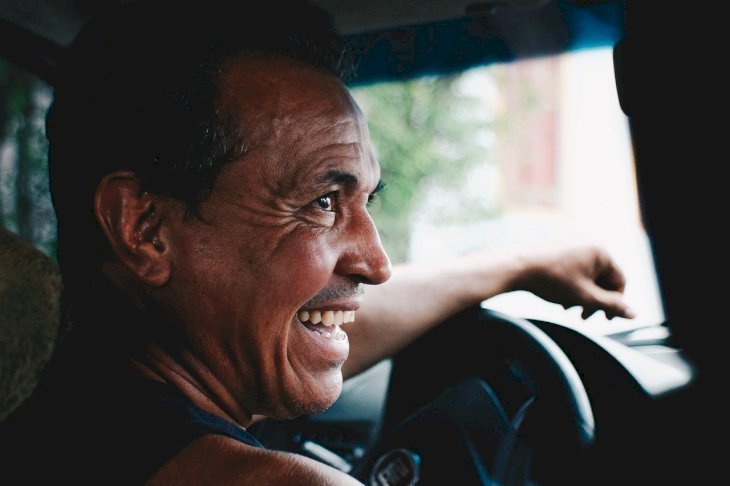 A taxi driver smiling. | Source: Pixabay