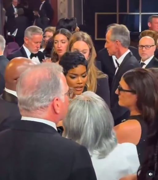 Teyana Taylor recounting the situation to people around her. | Source: Instagram/popbase