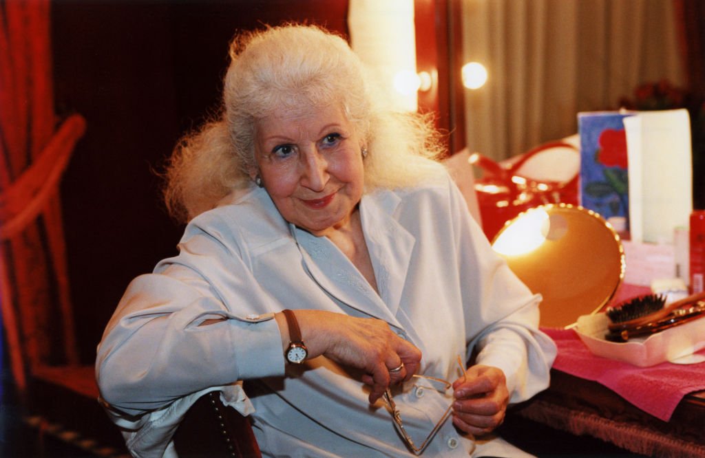 Portrait de la comédienne Tsilla Chelton dans sa loge le 17 avril 2000 à Paris. | Photo : Getty Images Portrait de la comédienne Tsilla Chelton dans sa loge le 17 avril 2000 à Paris. | Photo : Getty Images