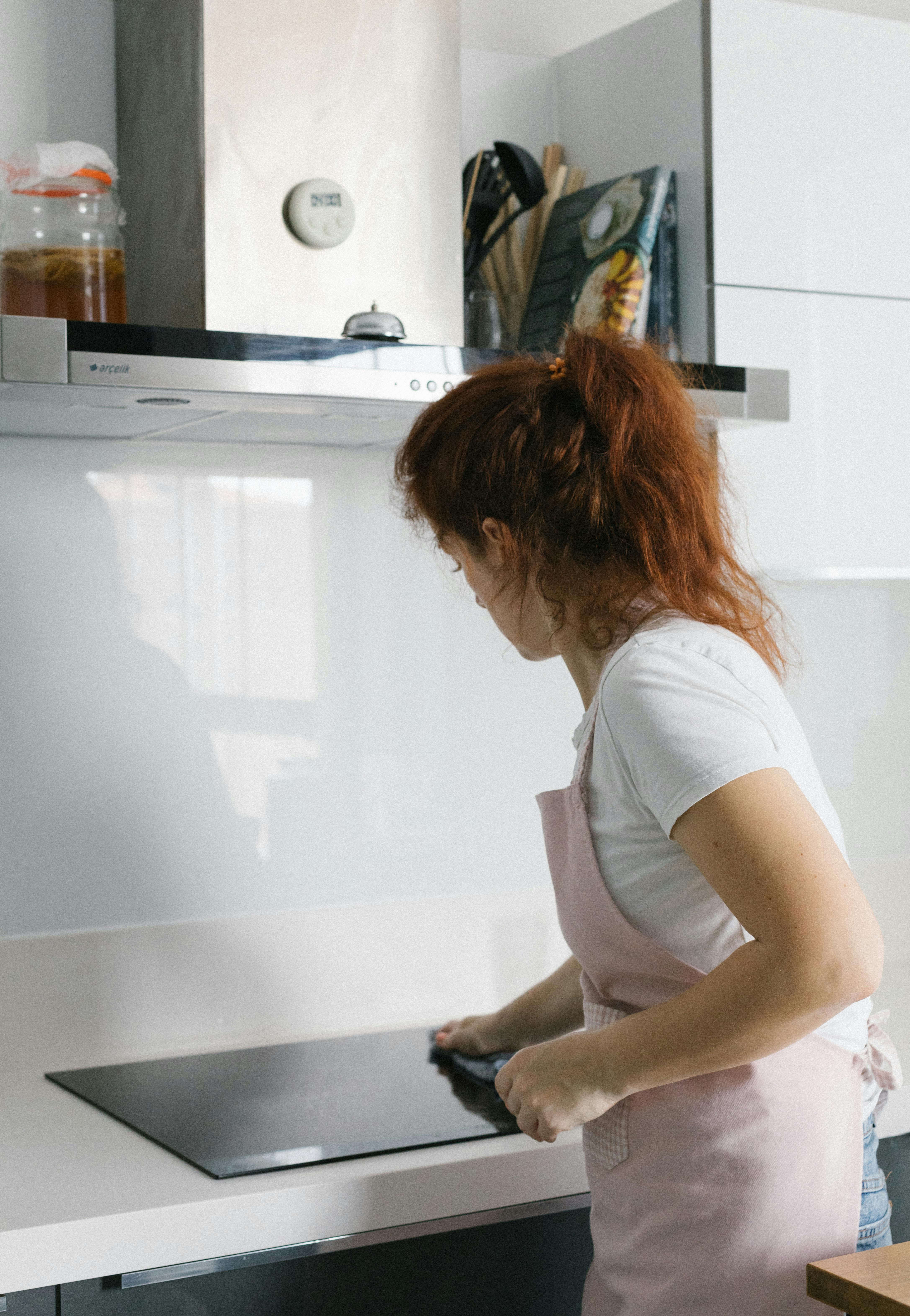 A woman cleaning her kitchen | Source: Pexels