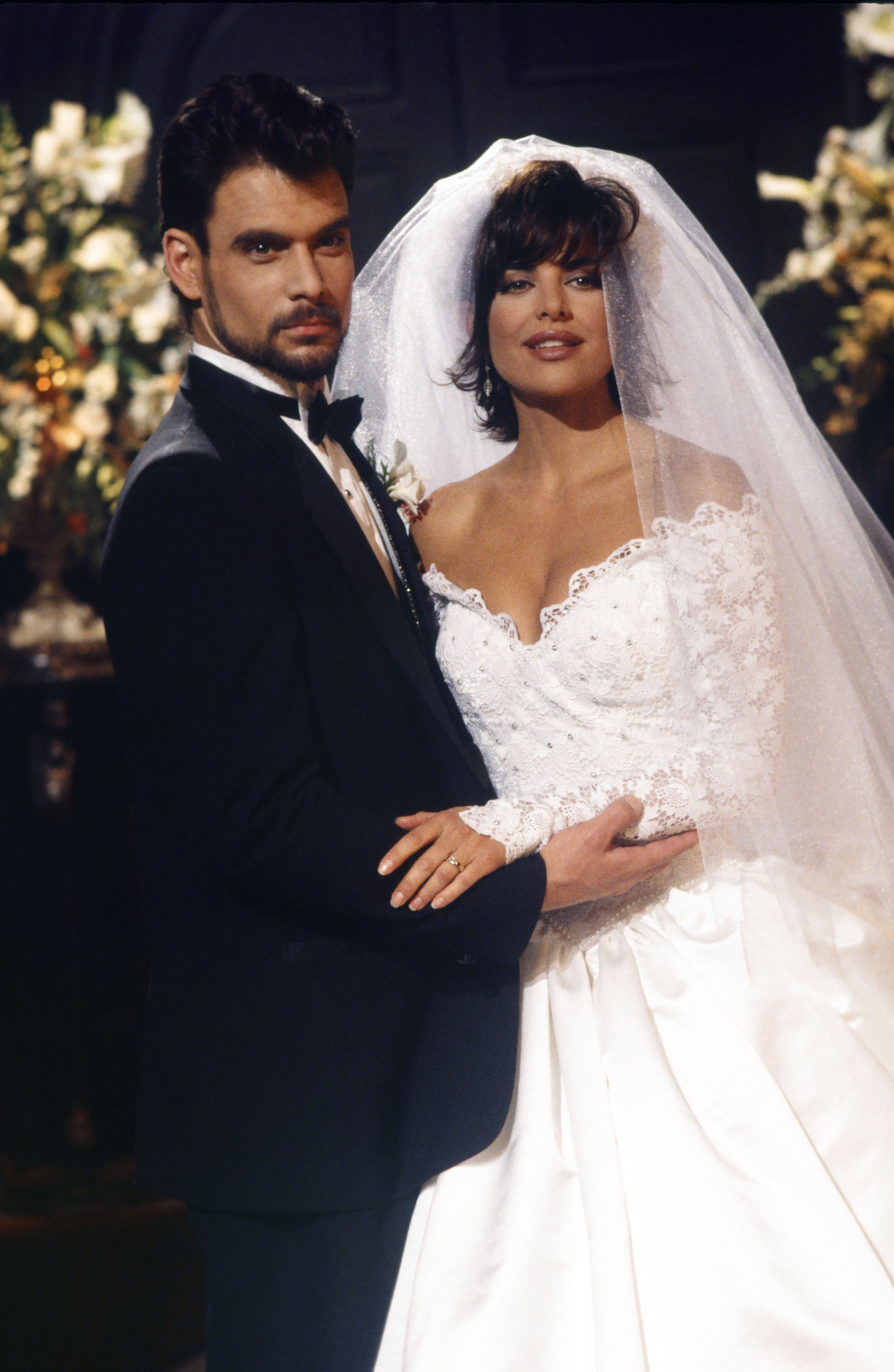 Robert Kelker-Kelly and Lisa Rinna as Bo Brady and Billie Reed during Bo and Billie's first wedding attempt on "Days of Our Lives," December 6, 1994 | Source: Getty Images
