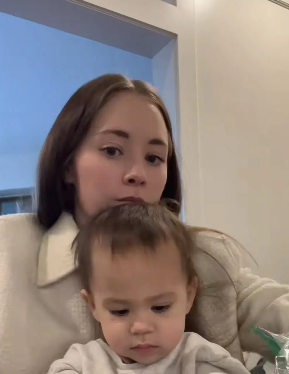 TikToker Elizabeth with her kid, as seen in a video dated December 1, 2022 | Source: tiktok.com/@elizabethacting