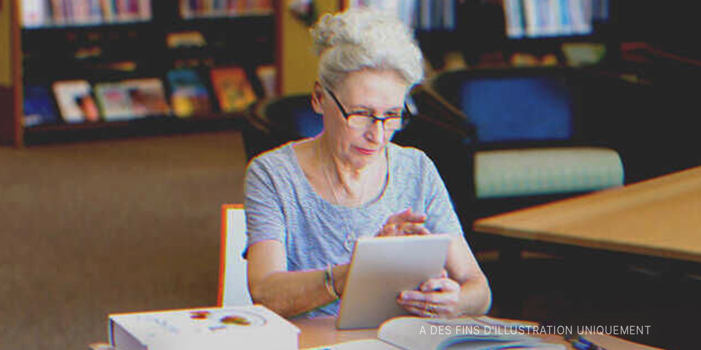 Une femme âgée utilisant une tablette | Source : Shutterstock