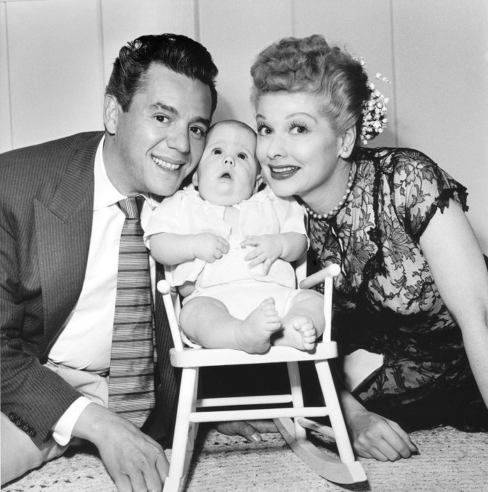 Lucille Ball and Desi Arnaz  pose with their son Desi Arnaz Jr. at their home in California on January 1953  | Photo: Getty Images