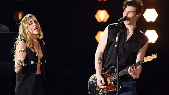  Miley Cyrus and Shawn Mendes performing onstage during the 61st Annual GRAMMY Awards in Los Angeles, California. |Photo: Getty Images