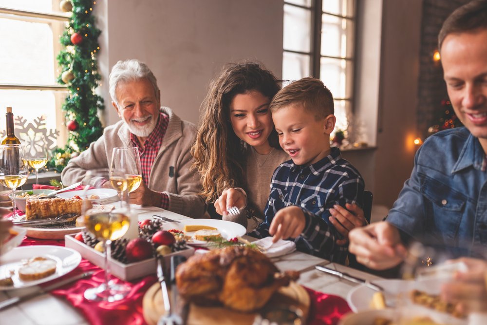 Un grupo de personas comparte una cena navideña. | Foto: Shutterstock