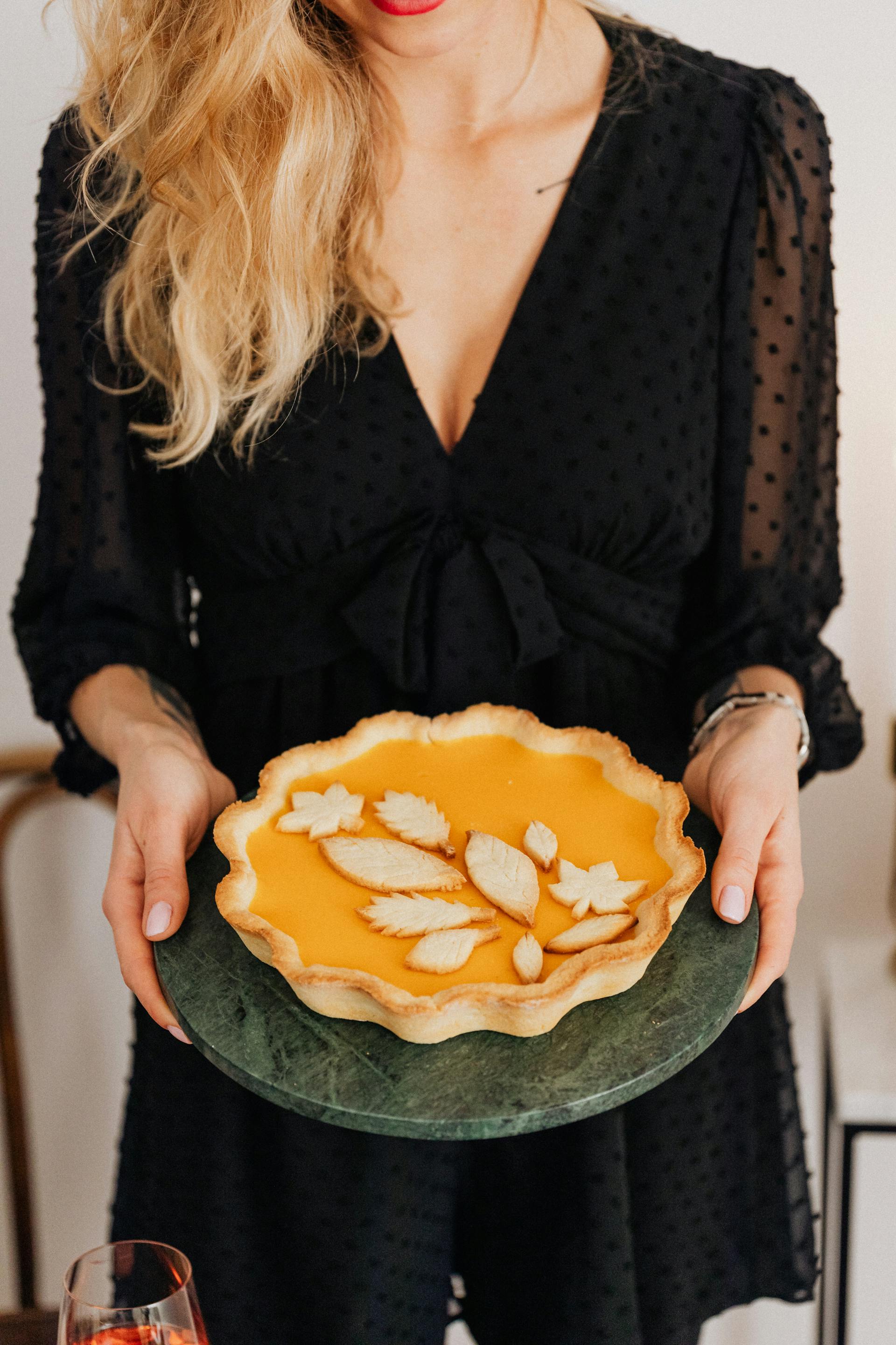 A woman carrying a pie | Source: Pexels