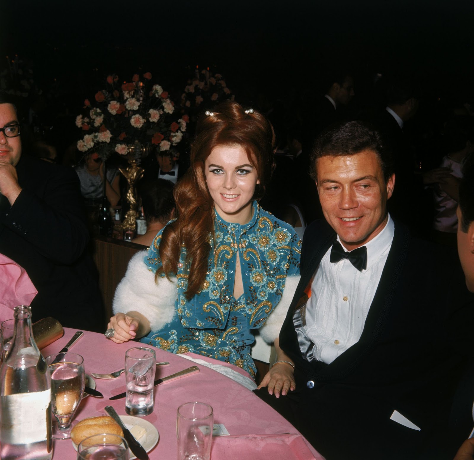 The TV star and Roger Smith at the Academy Awards ceremony on April 13, 1965, in Santa Monica, California. | Source: Getty Images