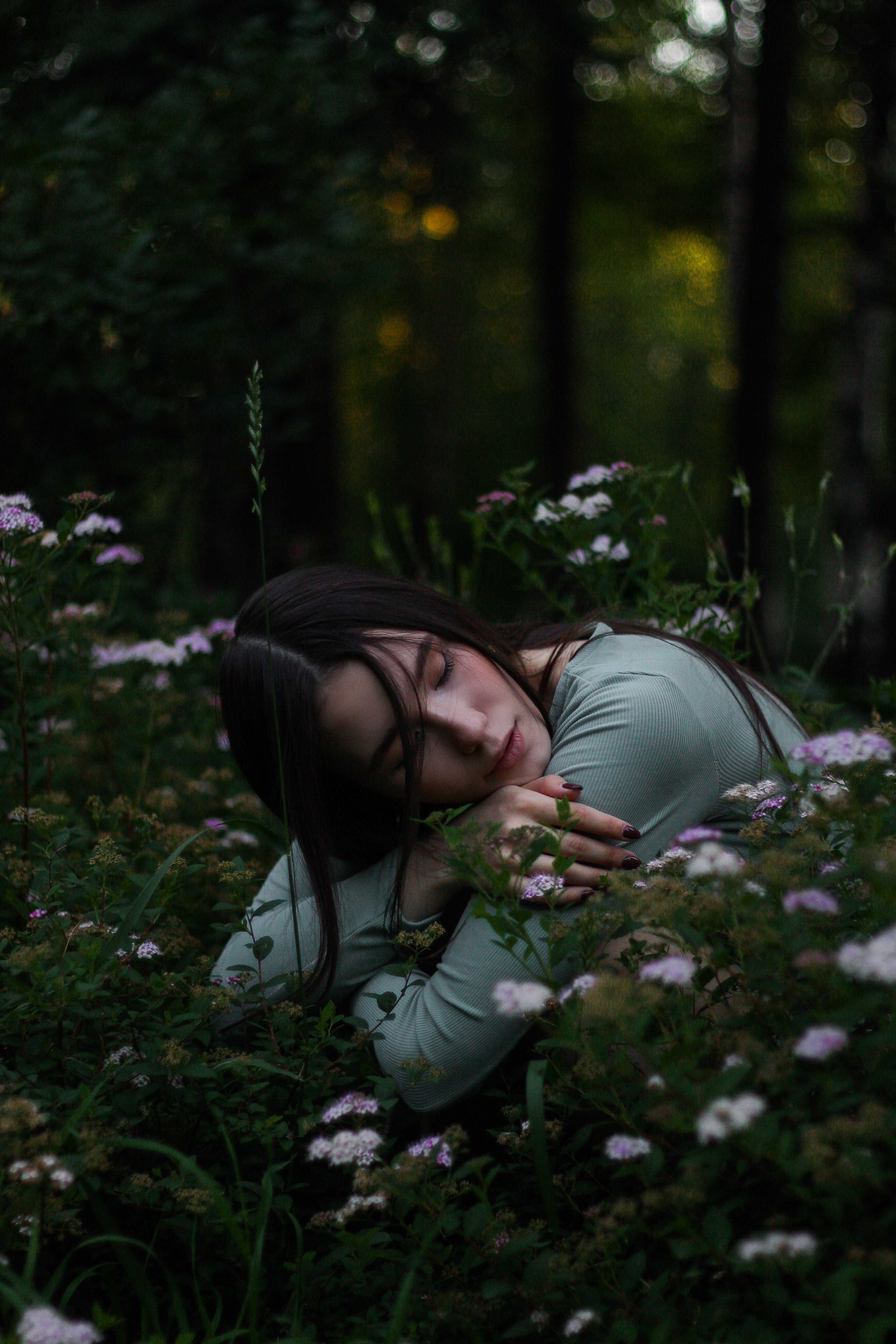 A woman lying in flowers. | Source: Pexels